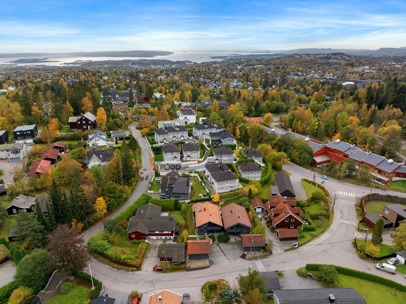 På Slemdal/Vinderen finner en flere forretninger, herunder matbutikker, postkontor, kles-/sportsbutikker, bakeri og kaffebar Galleribilde