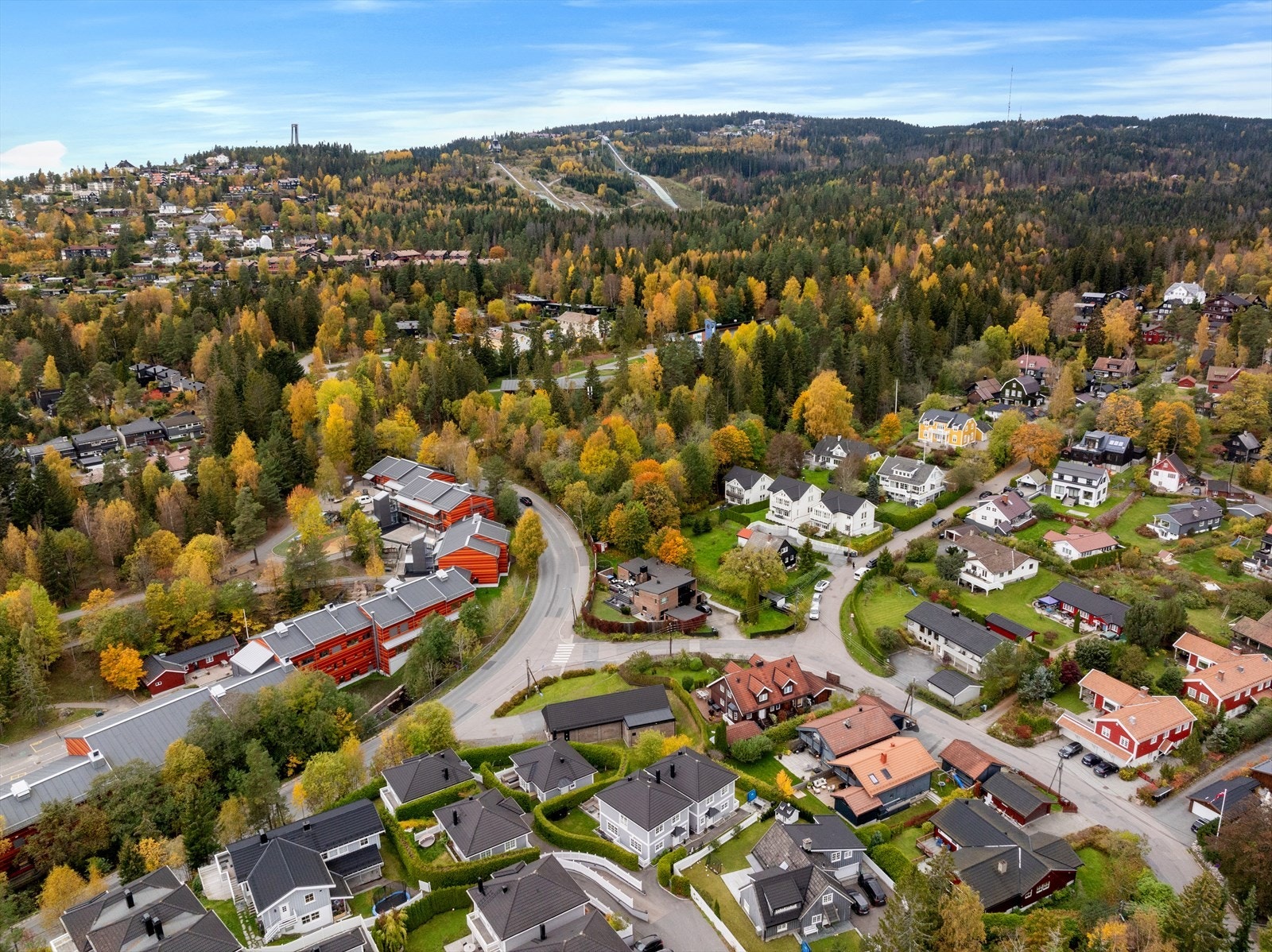 God tilgang til offentlig kommunikasjon med Tbane og buss - T-bane linje 1 fra Vettakollen, ligger kun noen minutters gange fra boligen og tar deg til Majorstuen på ca 13 minutter Galleribilde