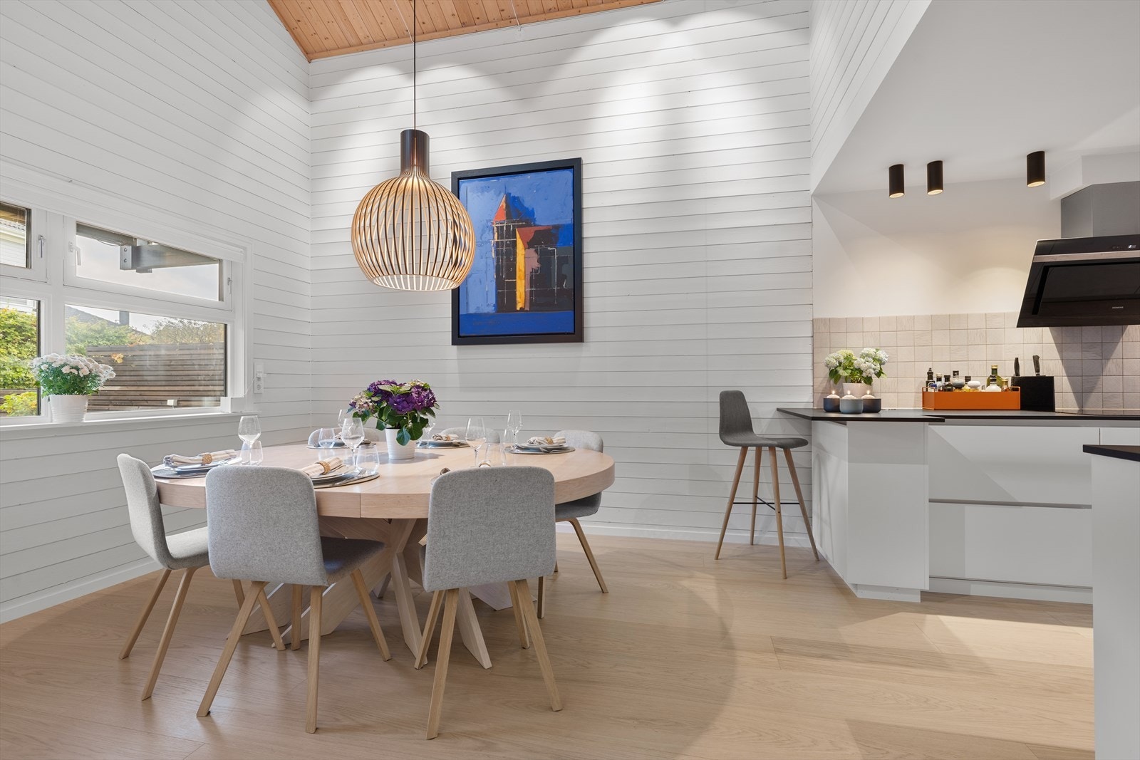 Spisestuen har god plass til stort langbord - perfekt for middagsselskap og sosiale sammenkomster Galleribilde