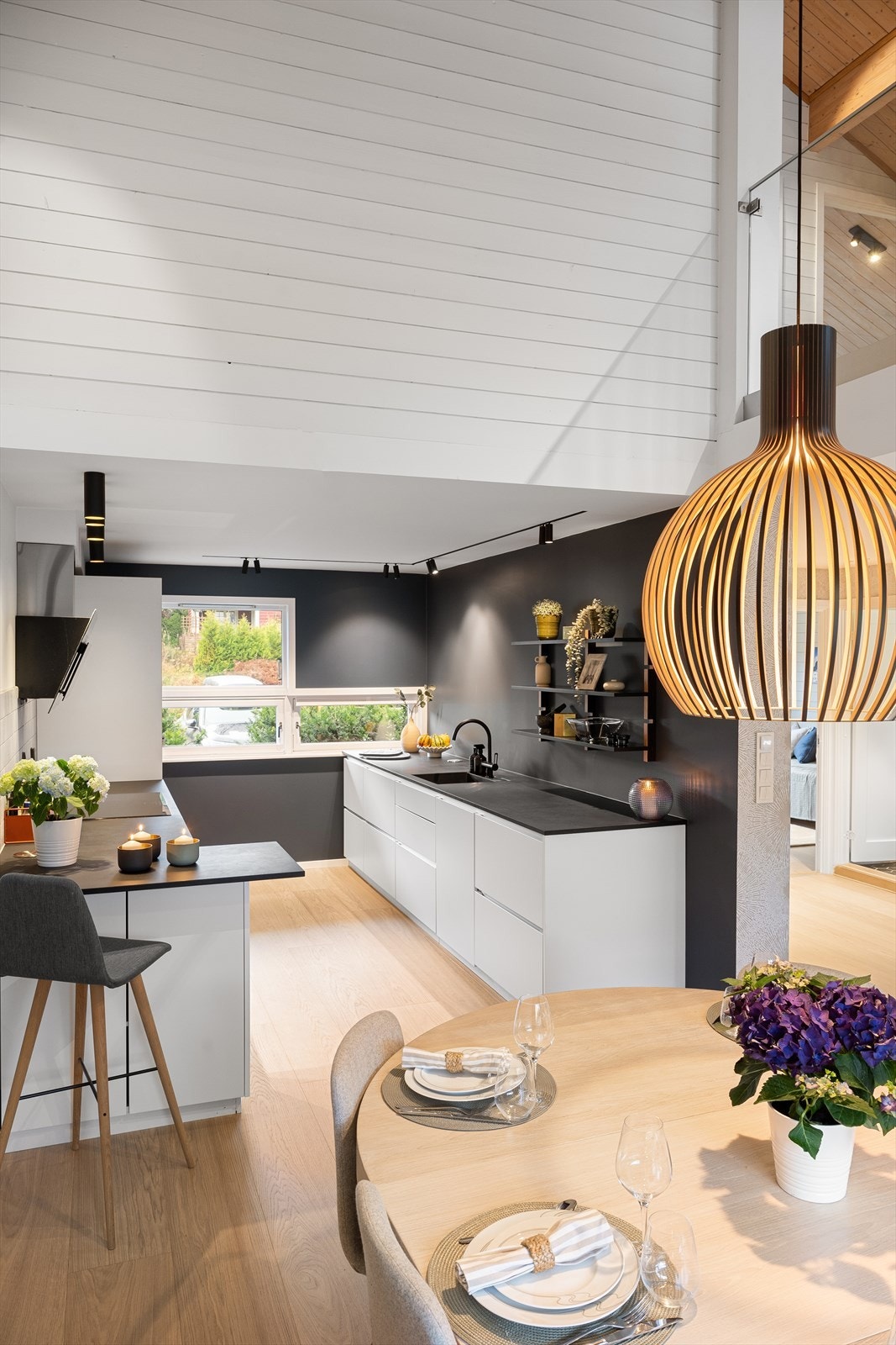 Spisestuen er strategisk plassert i åpen løsning mot både kjøkken og stue Galleribilde