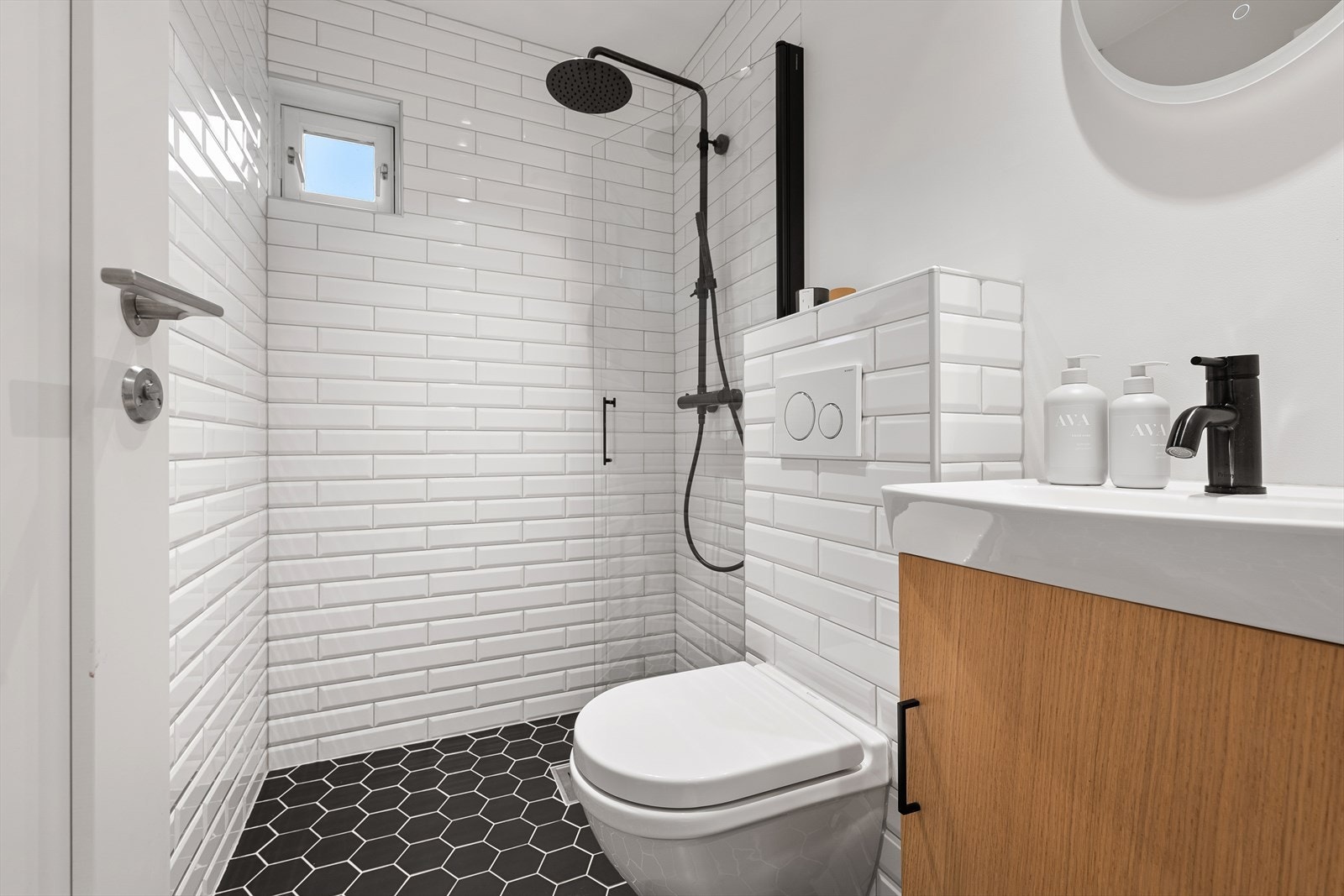 Badet i 1. etasje ble renovert i 2018 - Det er veggfestet klosett med innebygget sisterne, servant i helstøpt plate og dusj med innfellbar dør i herdet glass Galleribilde