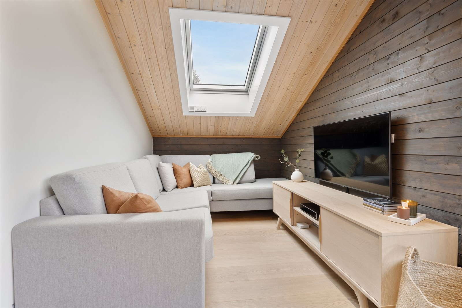 Loftstuen har et elektrisk styrt takvindu Galleribilde