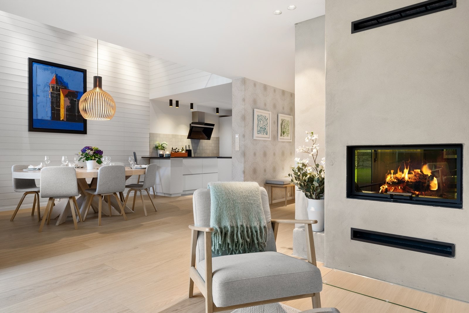 Stuen har en behagelig og moderne fargepalette, med lys 1-stavs parkett med varmefolie under Galleribilde