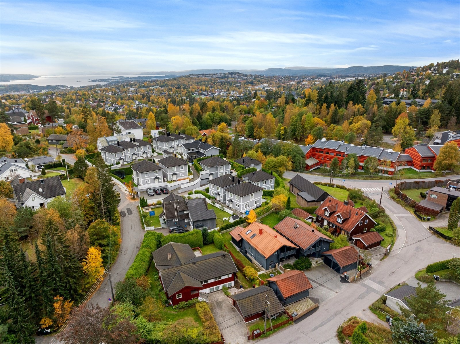 Det er kort gangavstand til Svendstuen barneskole, samt Midtstuen ungdomsskole, som Svenstuveien 4A sogner til - Oslo Montessori skole på Skådalen ligger også i få minutters gange fra eiendommen Galleribilde