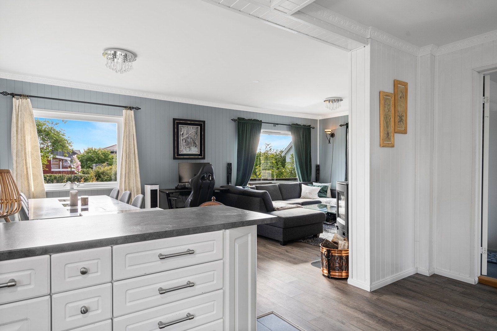 Kjøkken med åpen løsning mot stue Galleribilde