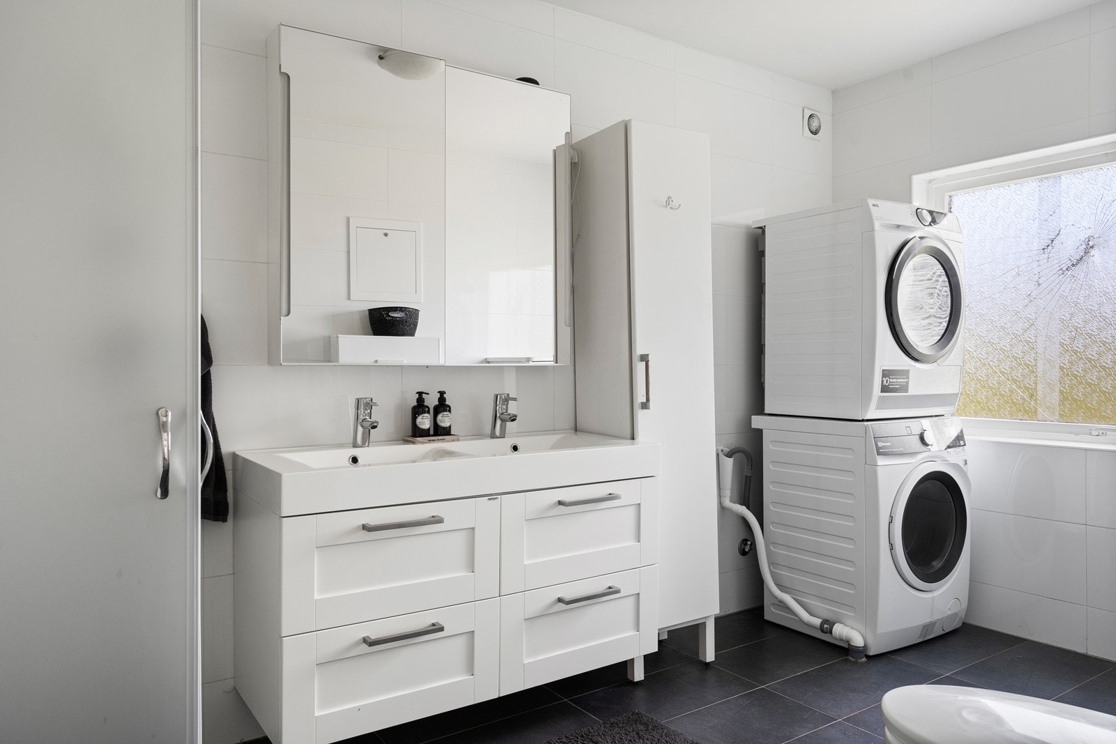 Flislagt bad/vaskerom Galleribilde