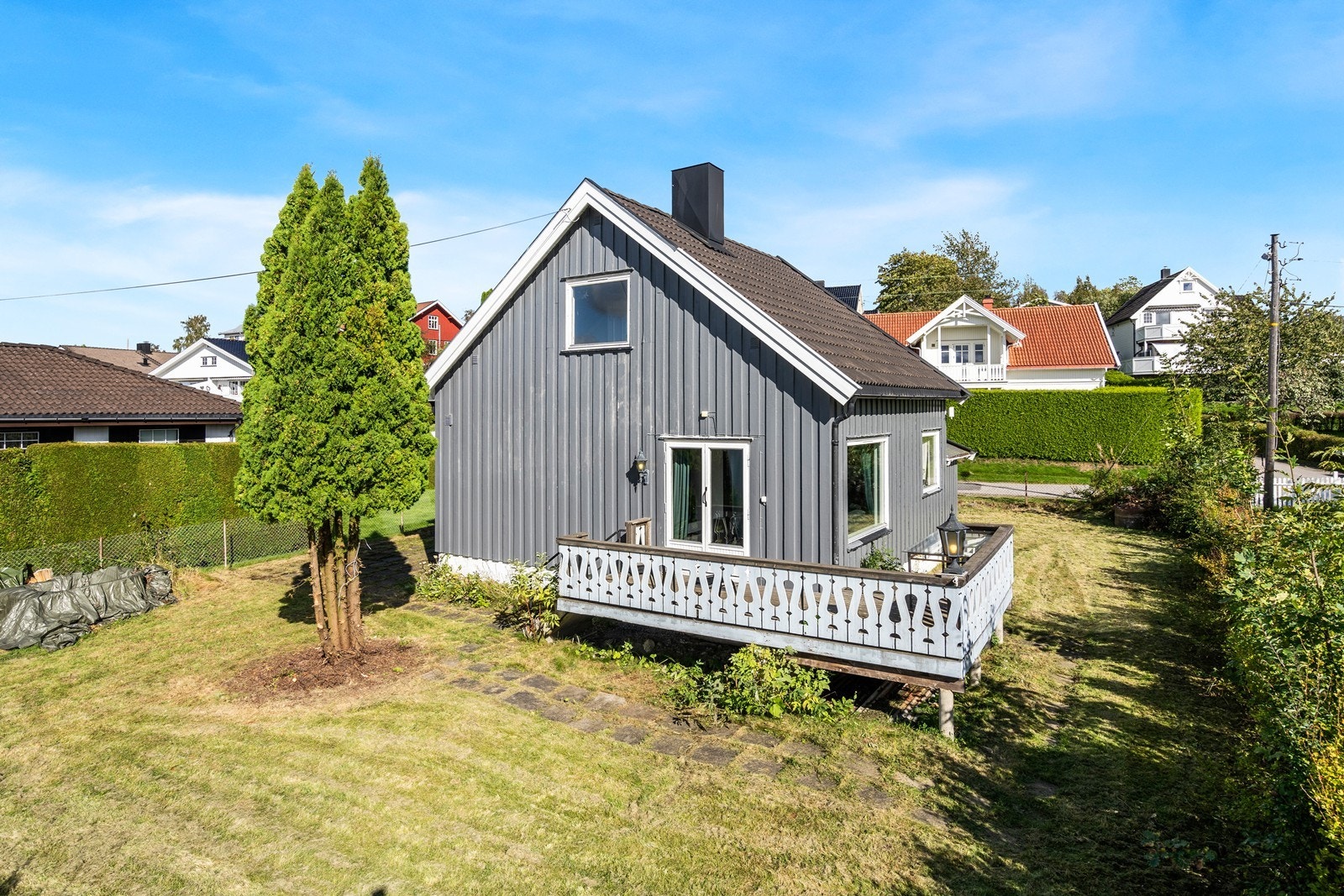 Boligen har god beliggenhet i blindvei i et barnevennlig og populært område. Galleribilde