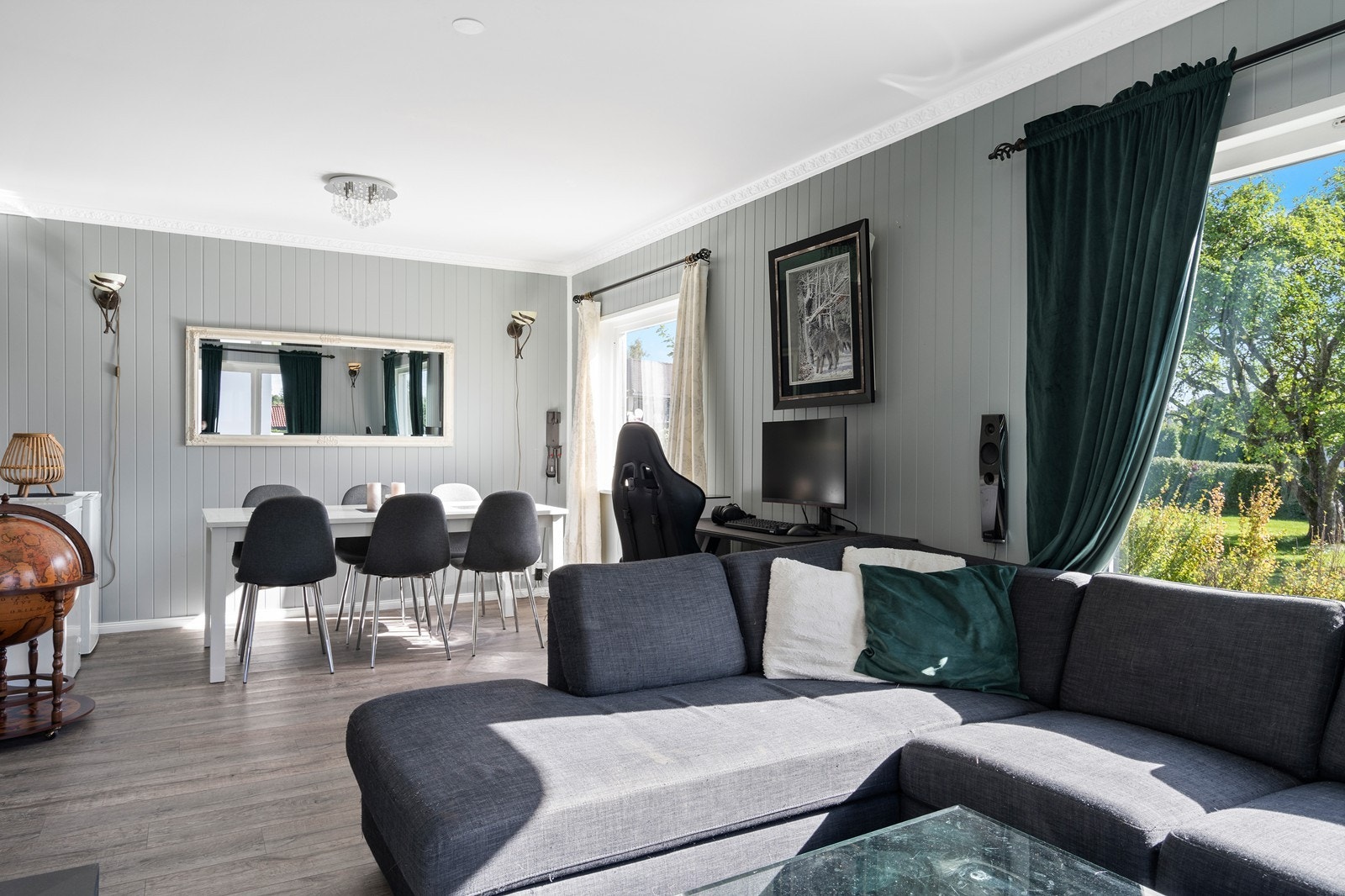 Naturlig inndeling mellom spiseplass og sofakrok Galleribilde