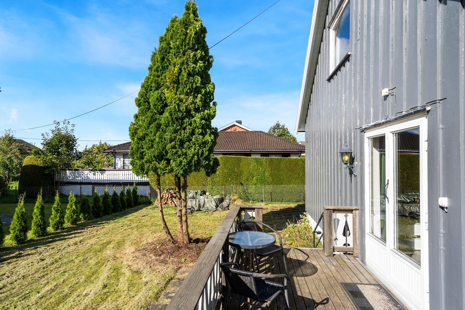 Vest vendt terrasse med tilgang fra stue og hage. Galleribilde