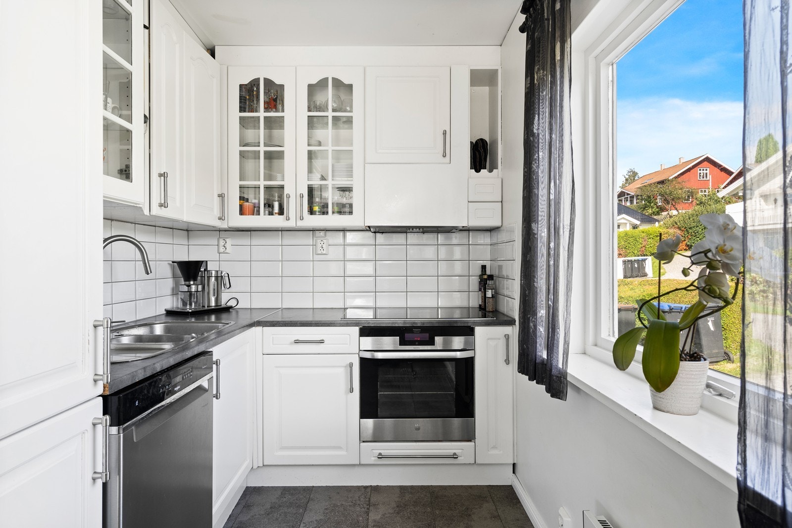 Kjøkkenet er utstyrt med integrerte hvitevarer. Galleribilde