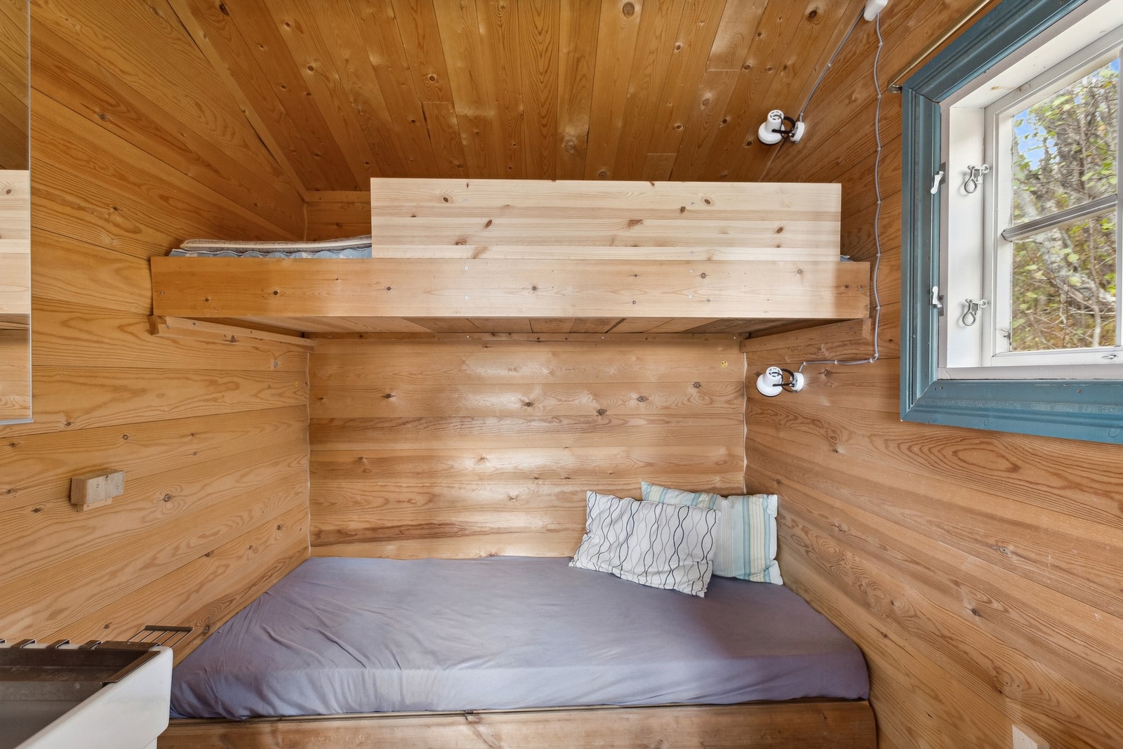 Køyesenger i enden av rommet. Galleribilde