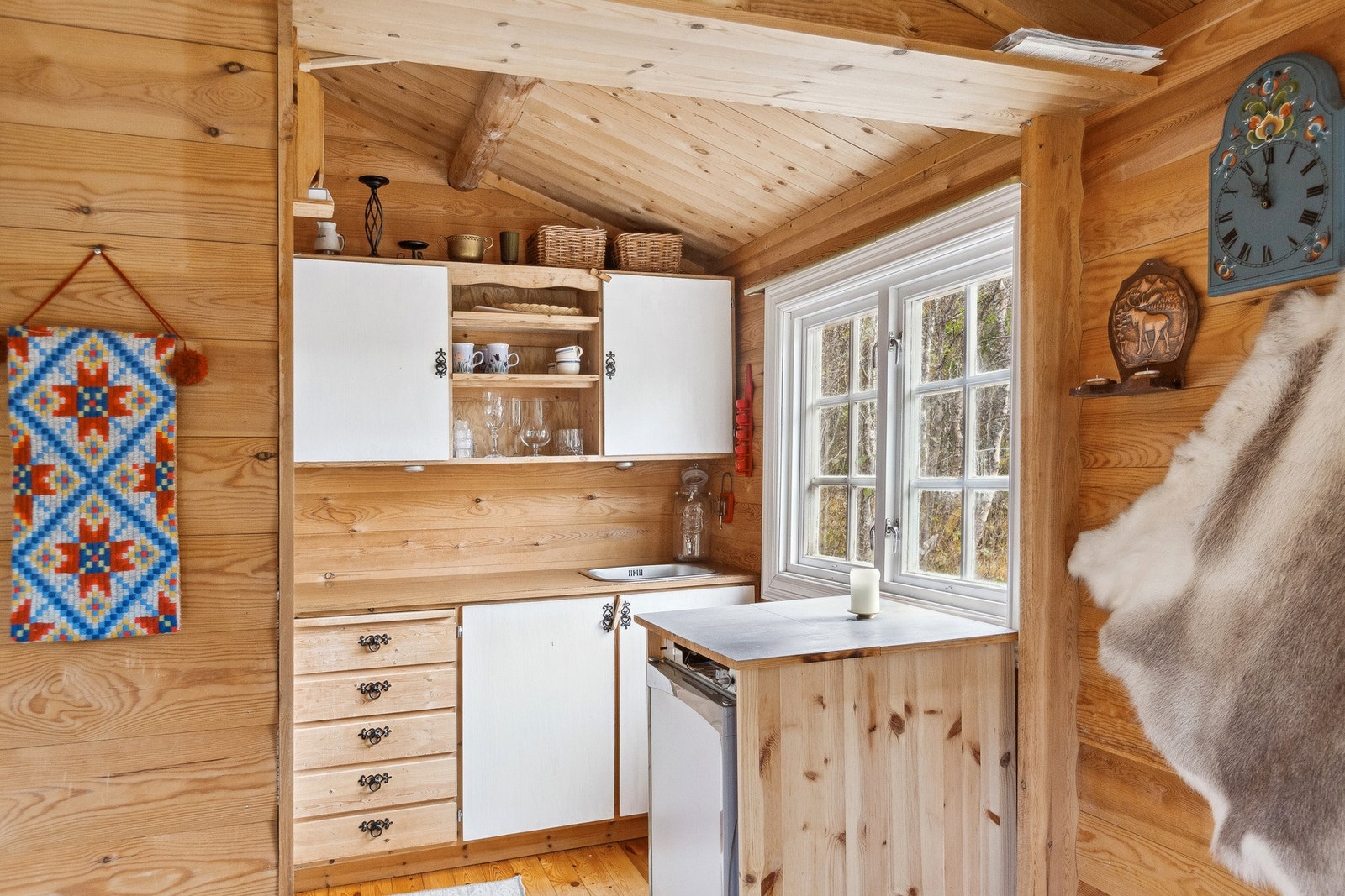 Kjøkkenet er noe adskilt fra stuen. Galleribilde