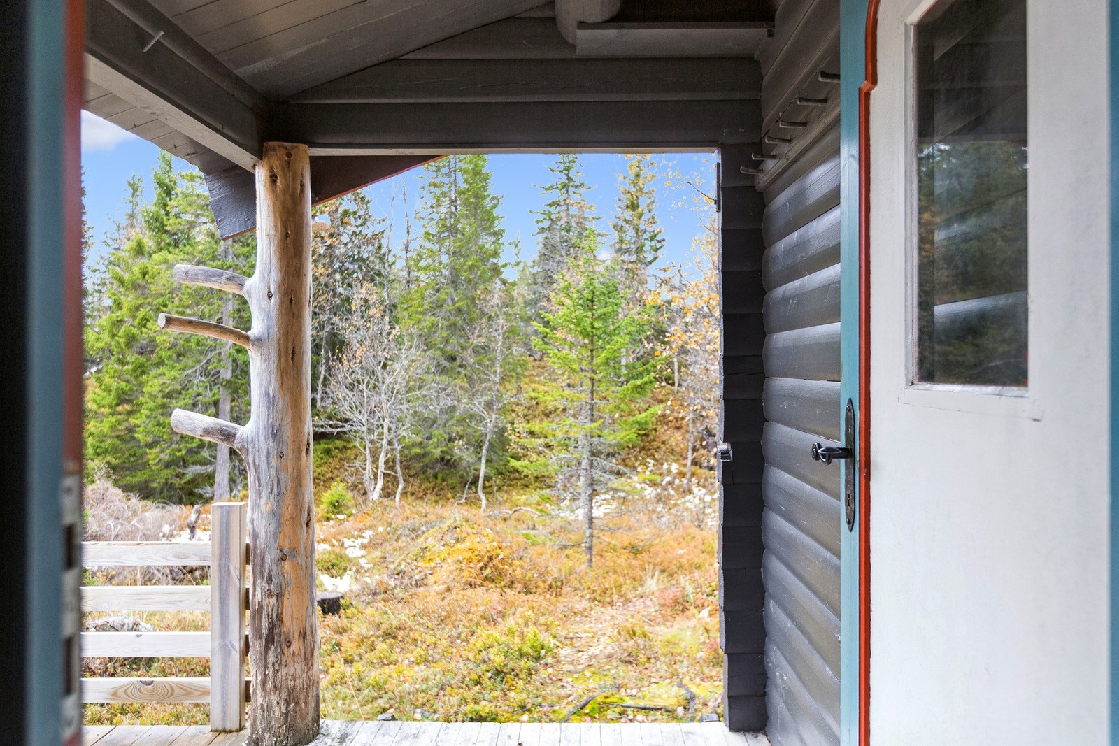Rett utenfor døren har man vakker natur og ypperlig jakt-/fisketerreng. Galleribilde