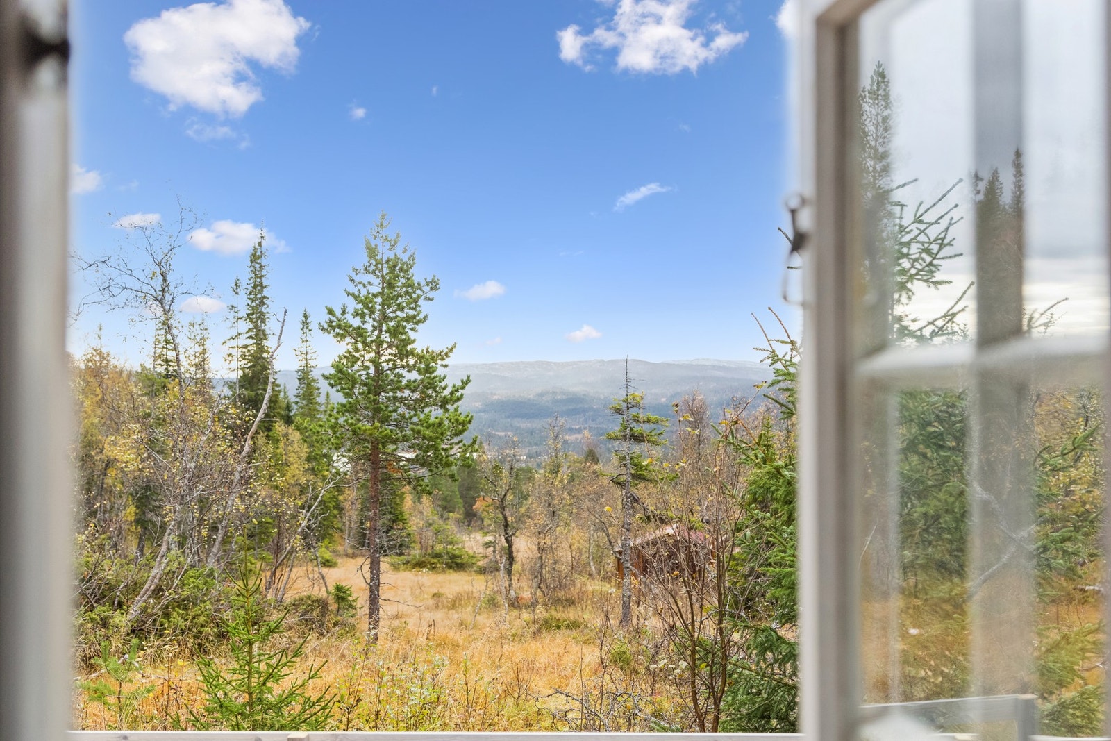 Fra stuevinduet har man flott utsikt mot Sørungen, Selbu. Galleribilde