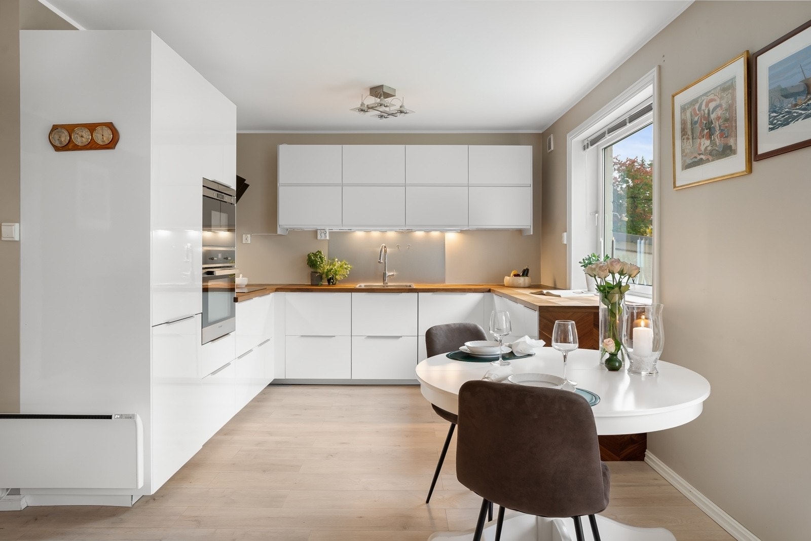 Stilren kjøkkeninnredning med god benke- og skapplass Galleribilde