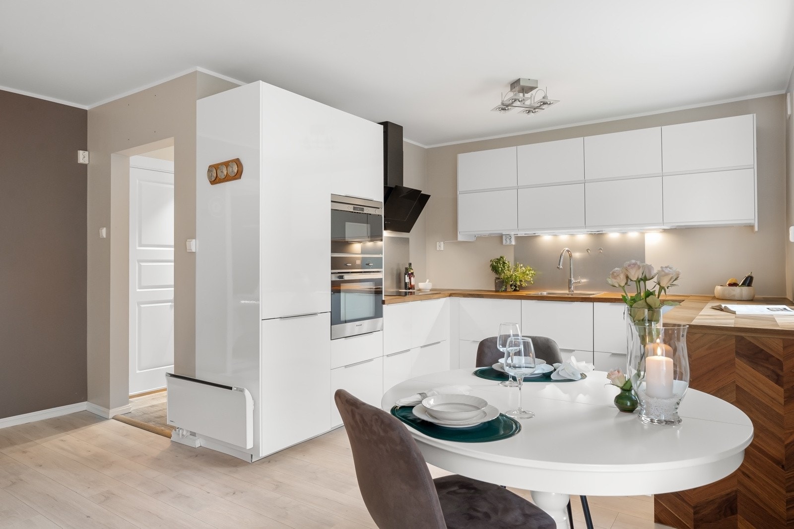 Det er i 2017 endret planløsning ved å flytte kjøkkenet ut i stuen Galleribilde