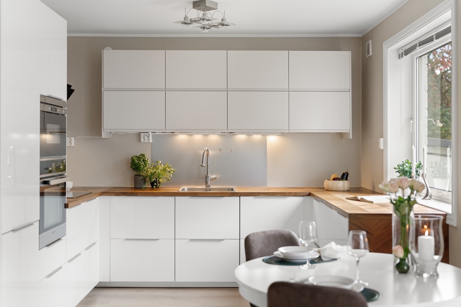 Kjøkkeninnredning fra 2017 med integrerte hvitevarer Galleribilde