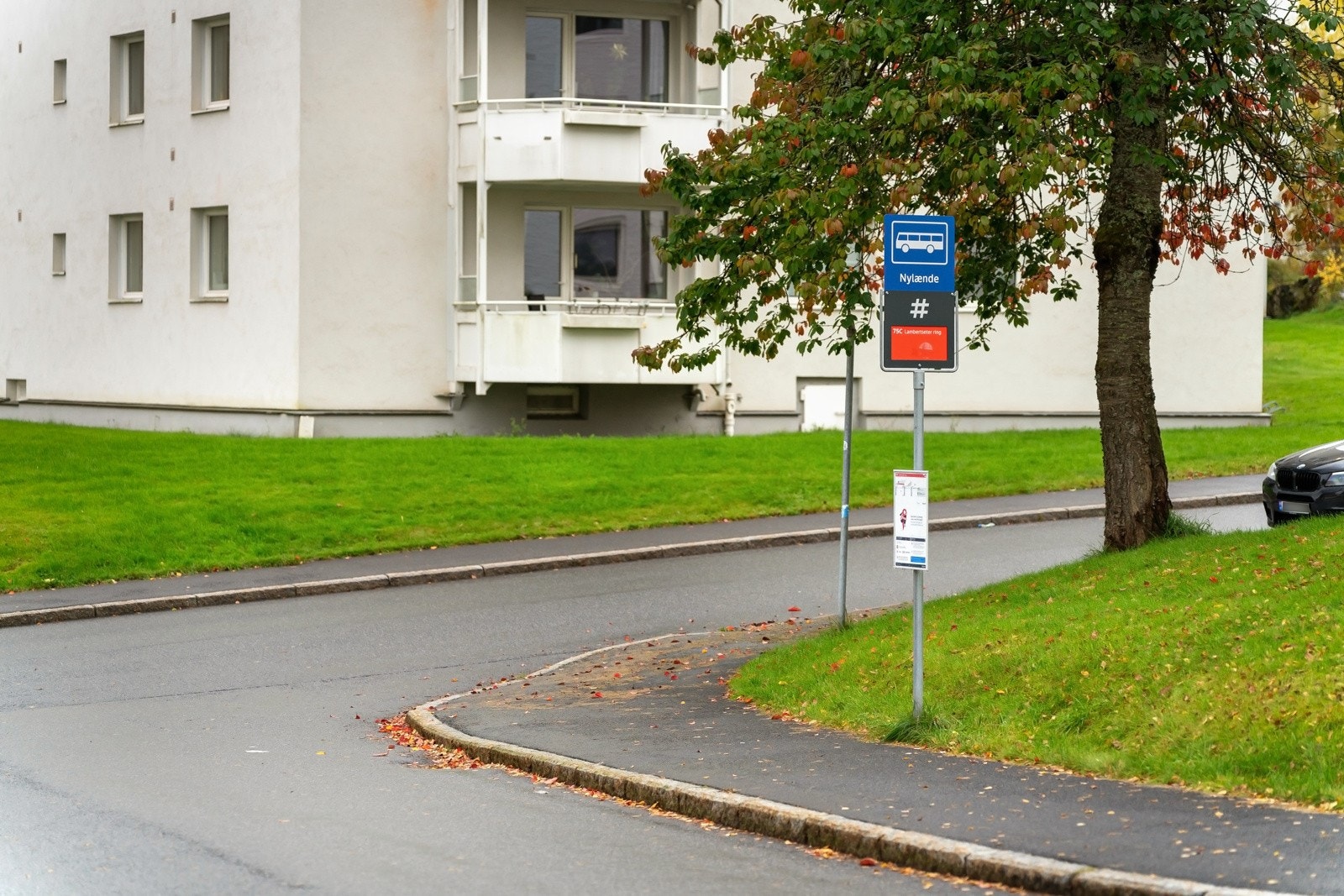 Umiddelbar nærhet til bussholdeplass. Herfra går buss nr 75 B (Nordstrand ring) Galleribilde