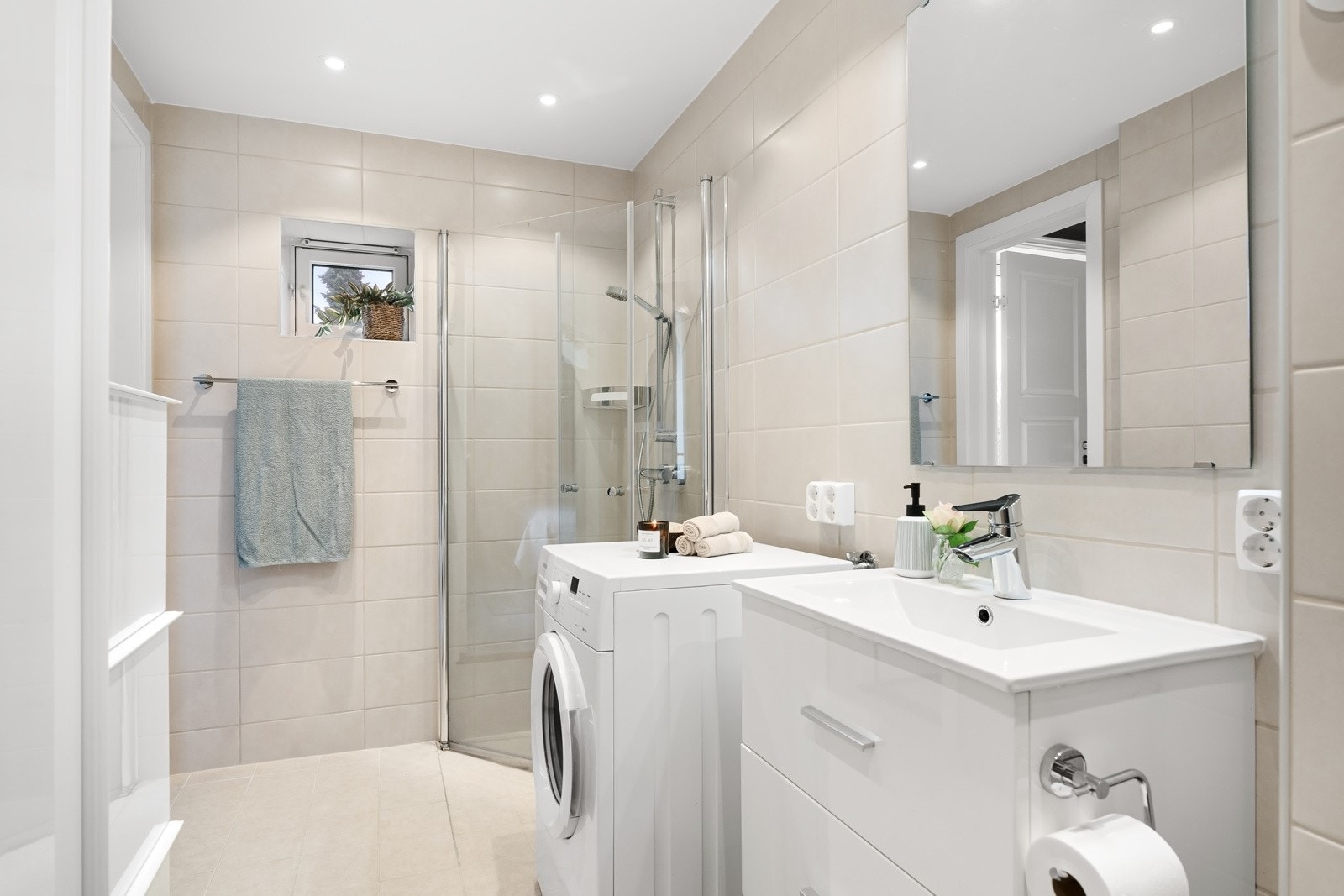 Romslig baderom som er utvidet med en praktisk løsning Galleribilde