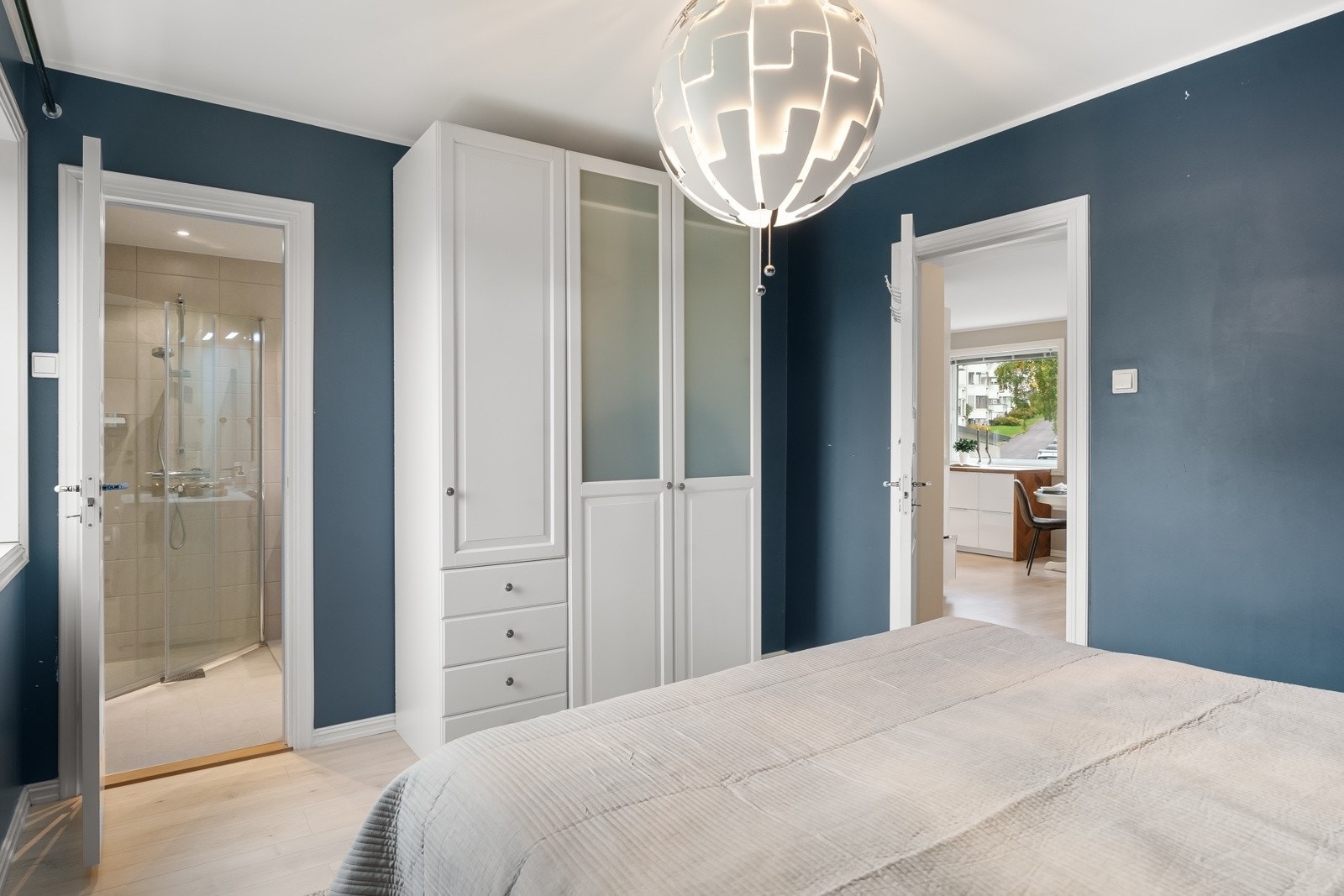 Fra hovedsoverom er det også direkte adkomst til baderommet Galleribilde