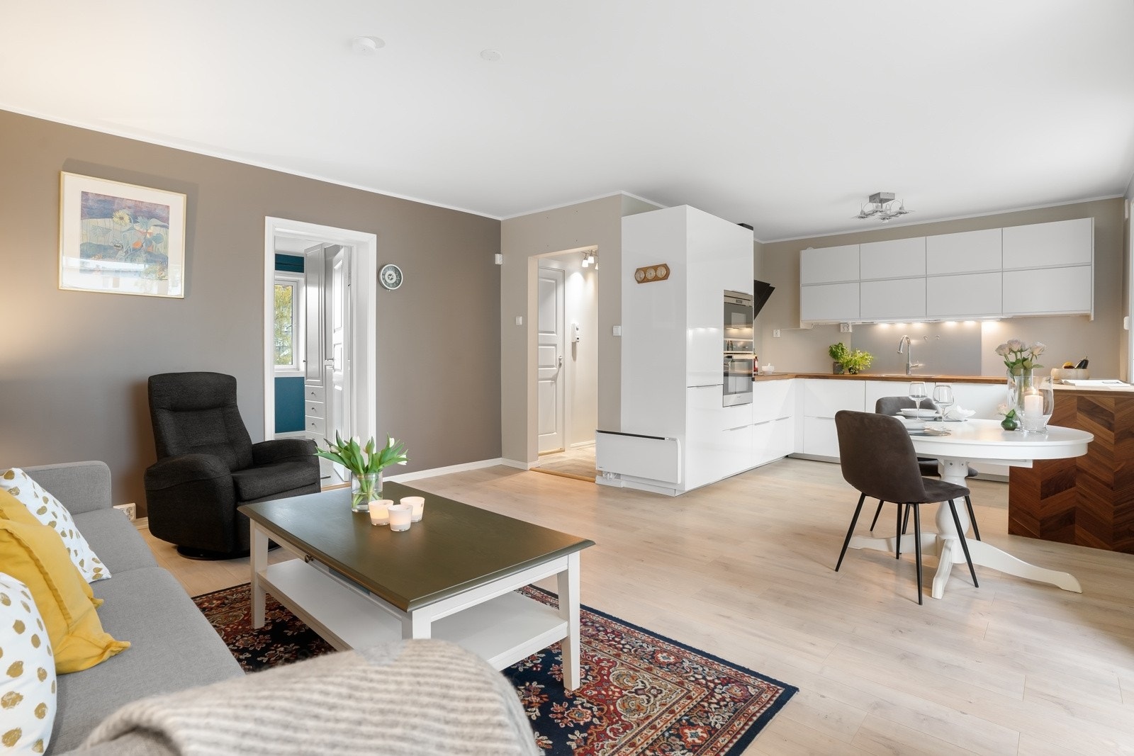 Leiligheten har en meget god planløsning med stue og kjøkken i åpen løsning Galleribilde