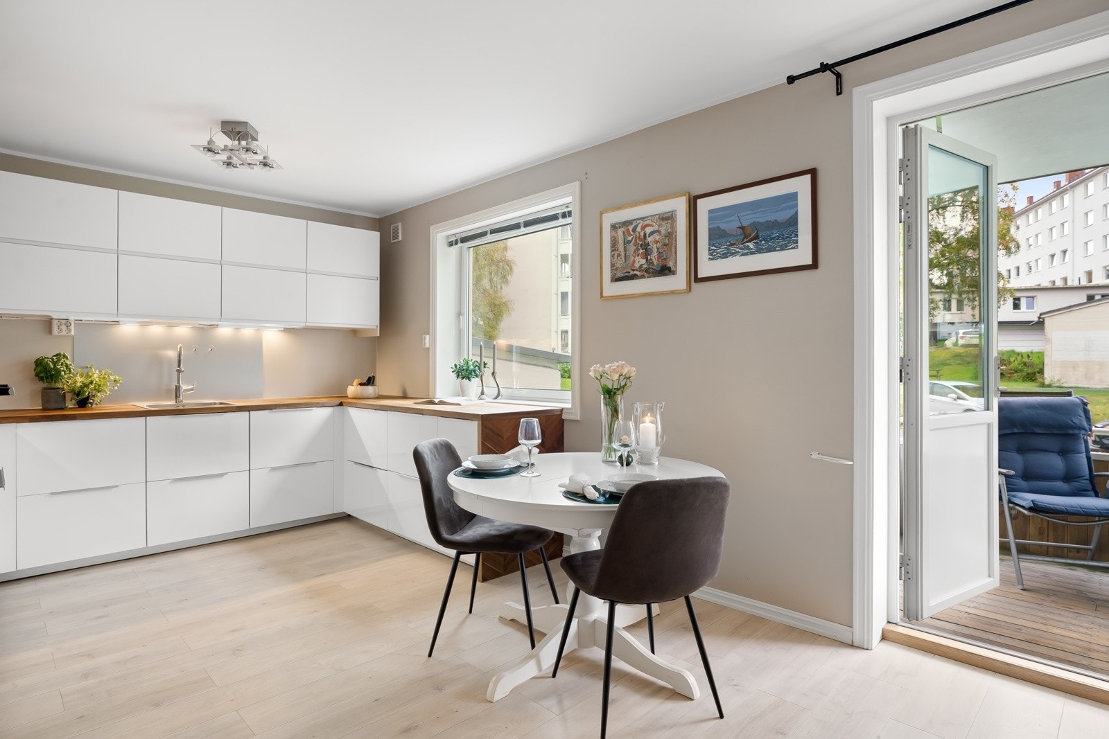 Plass til spisebord i tiliknytning til kjøkkenet Galleribilde