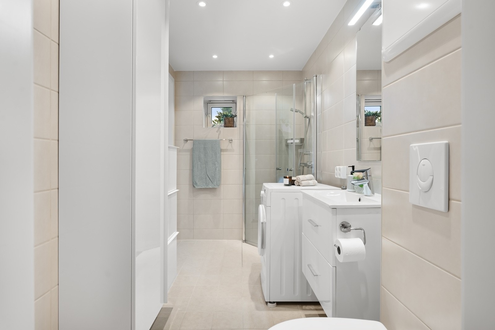 Stilrent baderom som er totalrenovert i regi av borettslaget i 2024 Galleribilde