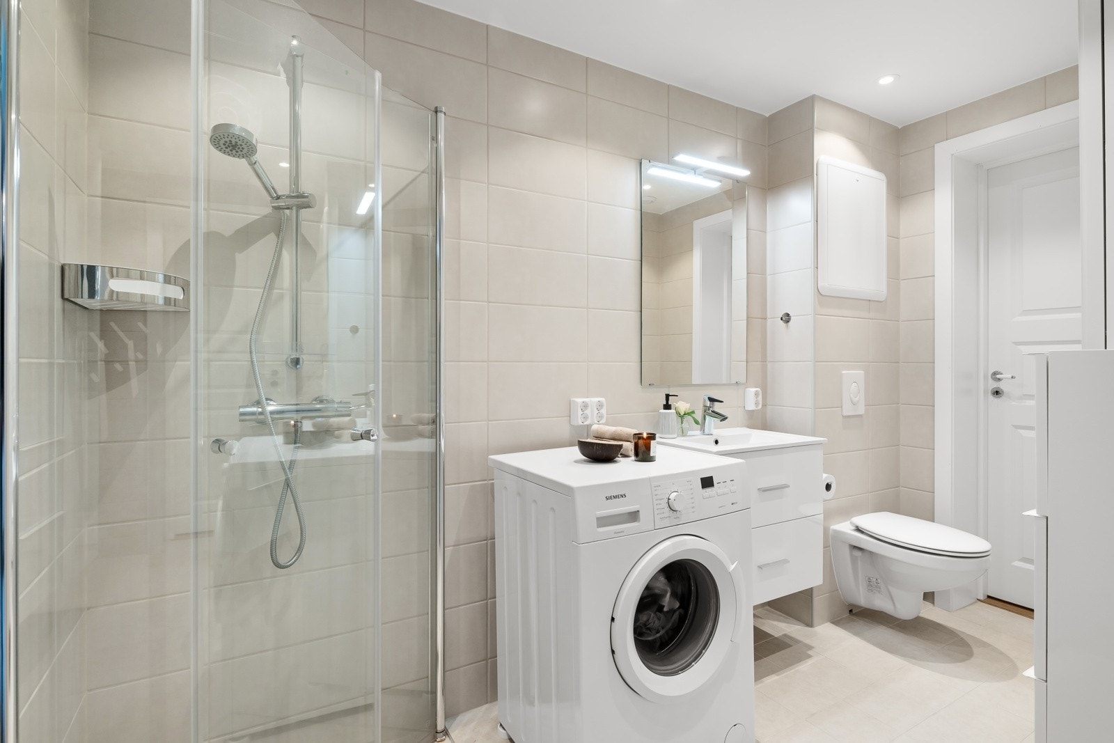 Utstyrt med bl.a. gulvvarme, downlights, vegghengt wc og dusjhjørne med svingbare dører Galleribilde