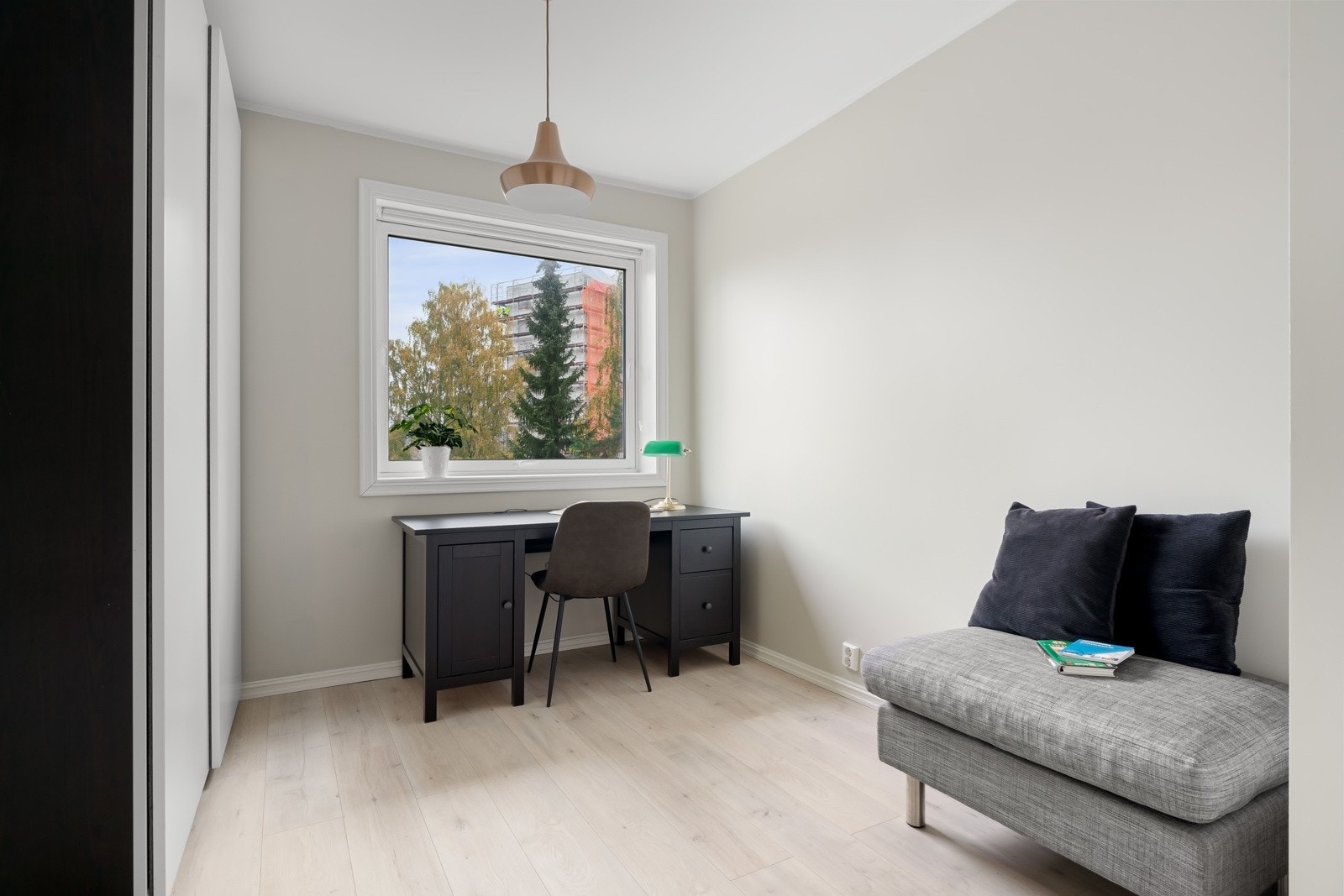 Soverom 2 er også utstyrt med praktisk garderobeløsning Galleribilde