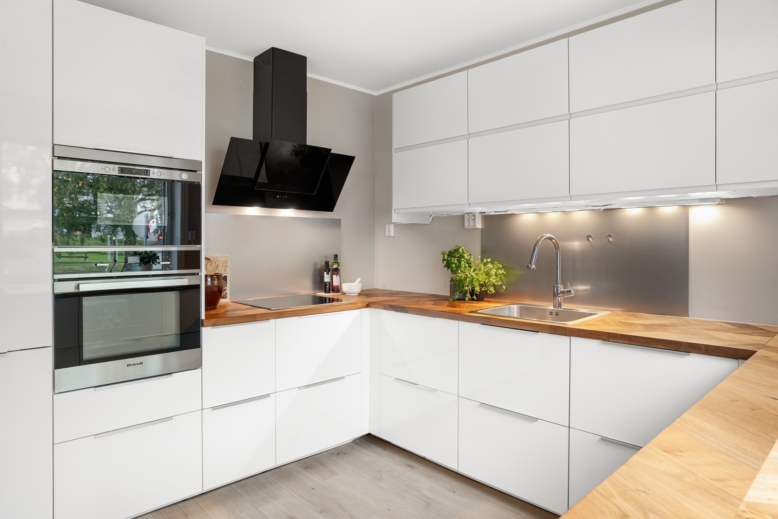 Utstyrt med komfyr, platetopp, oppvaskmaskin, mikro og kjøl/fryseskap. Galleribilde