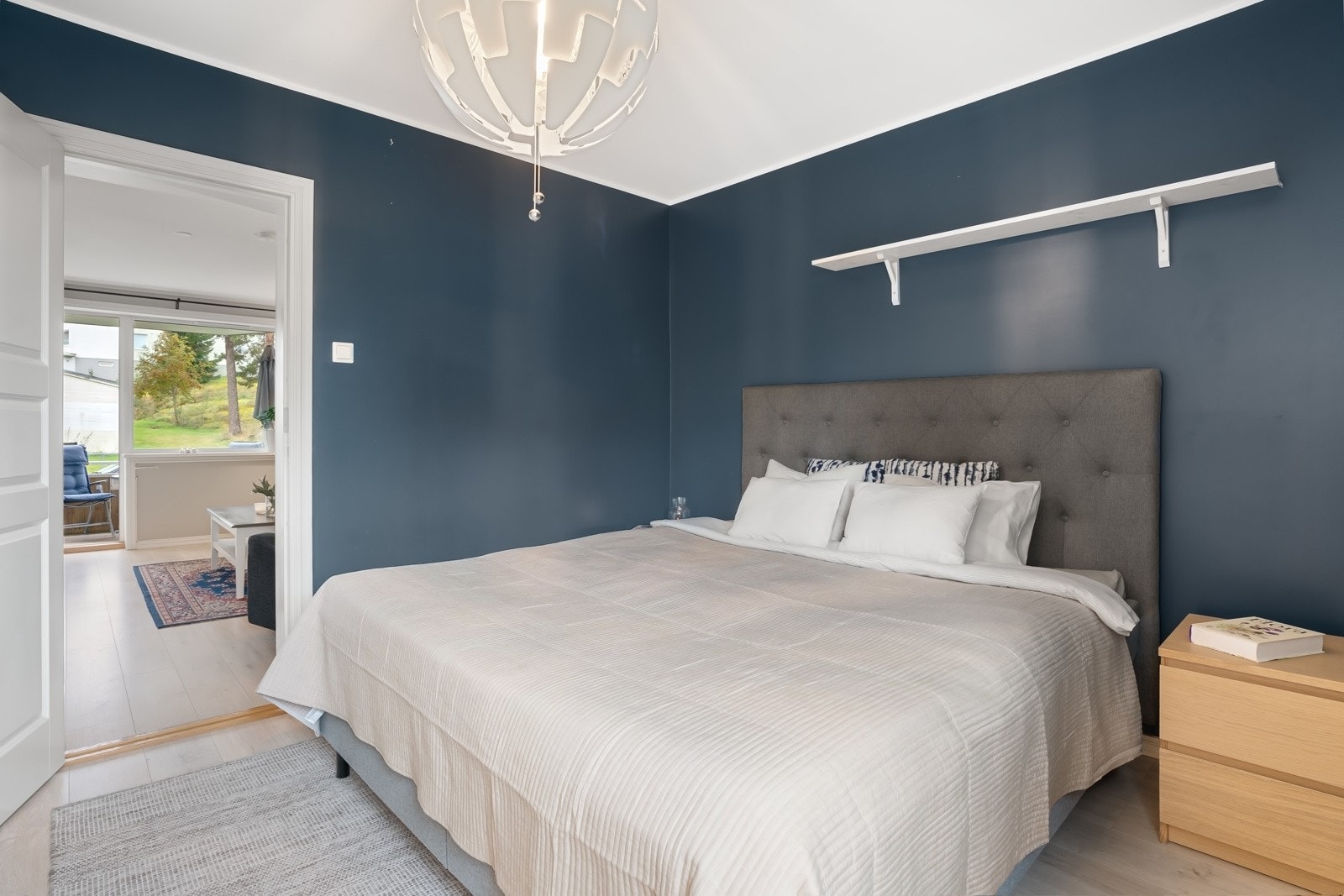 Utstyrt med garderobeskap og god plass til dobbeltseng Galleribilde