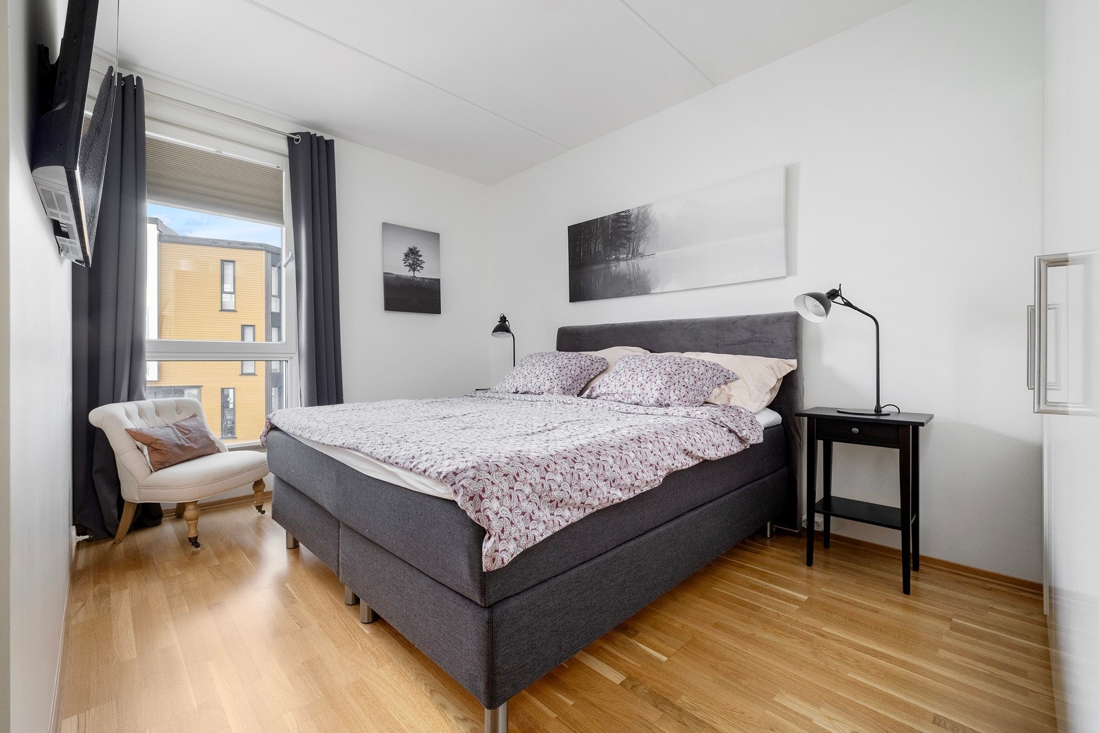 - Hovedsoverommet er av god størrelse med god plass til dobbeltseng og garderobeløsning. Galleribilde