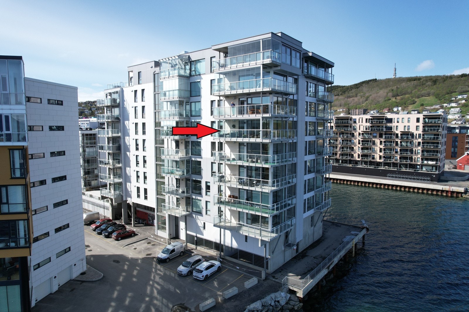 - Leiligheten ligger meget fint til på hjørne i front med innglasset balkong. Galleribilde