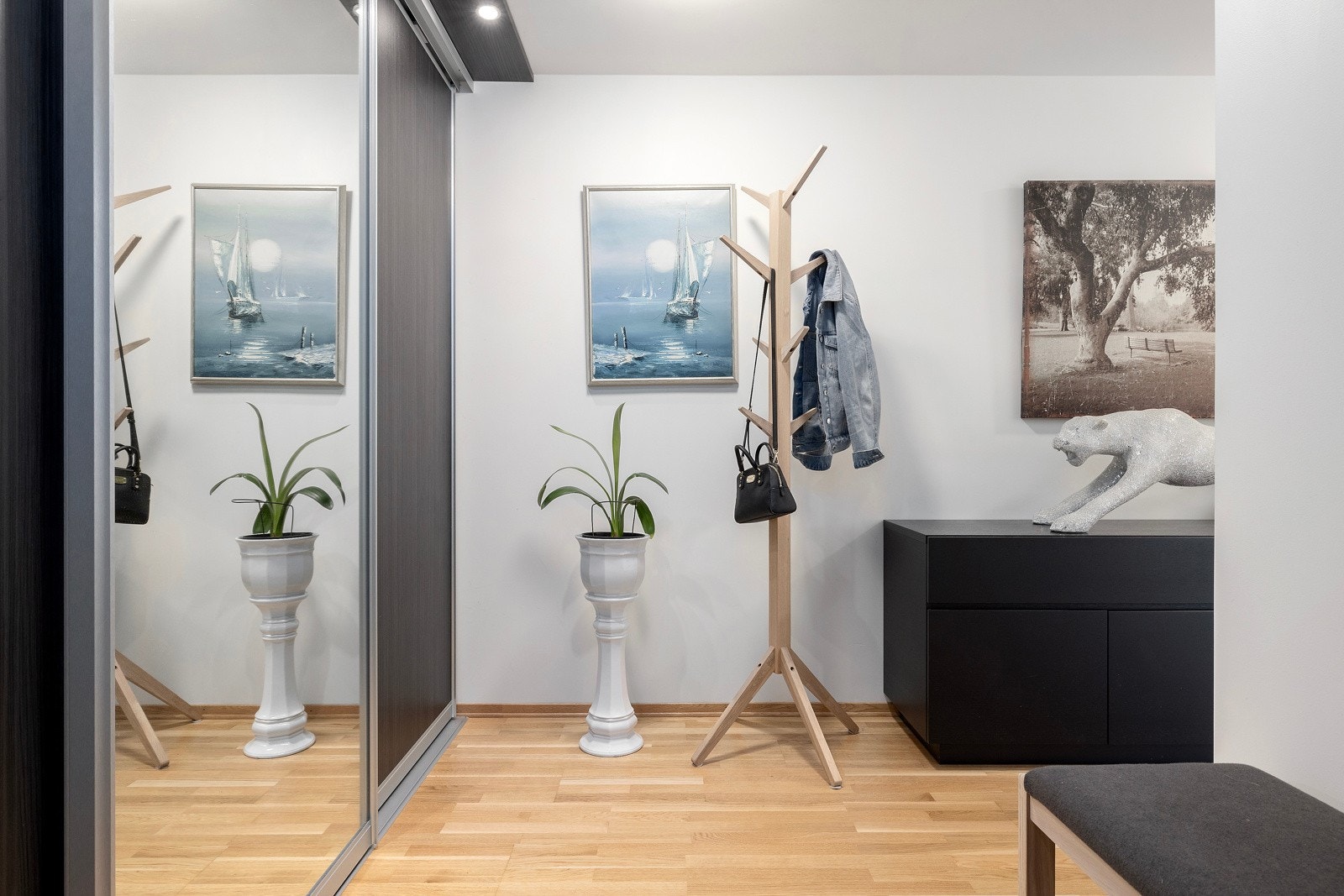 - Det er rikelig med oppbervaringsplasser slik som denne skyvedørsgarderoben. Galleribilde