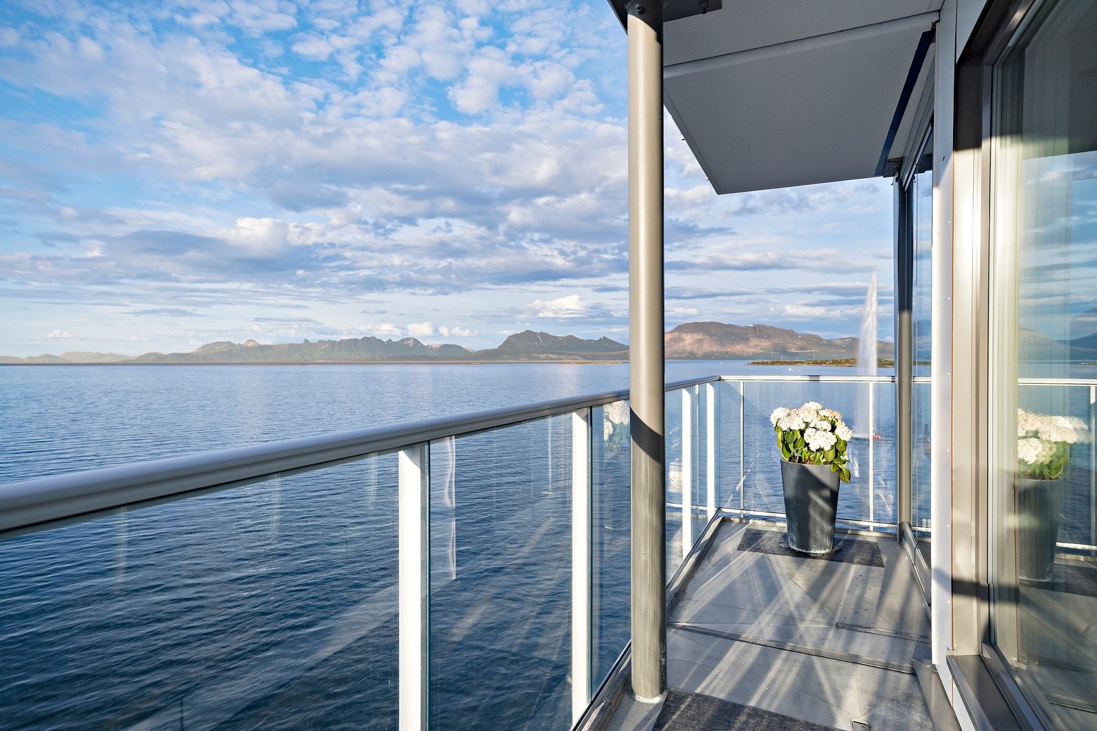 - På balkongen nytes vakre sommerdager i nord til det fulle med utsikt over Vågsfjorden. Galleribilde