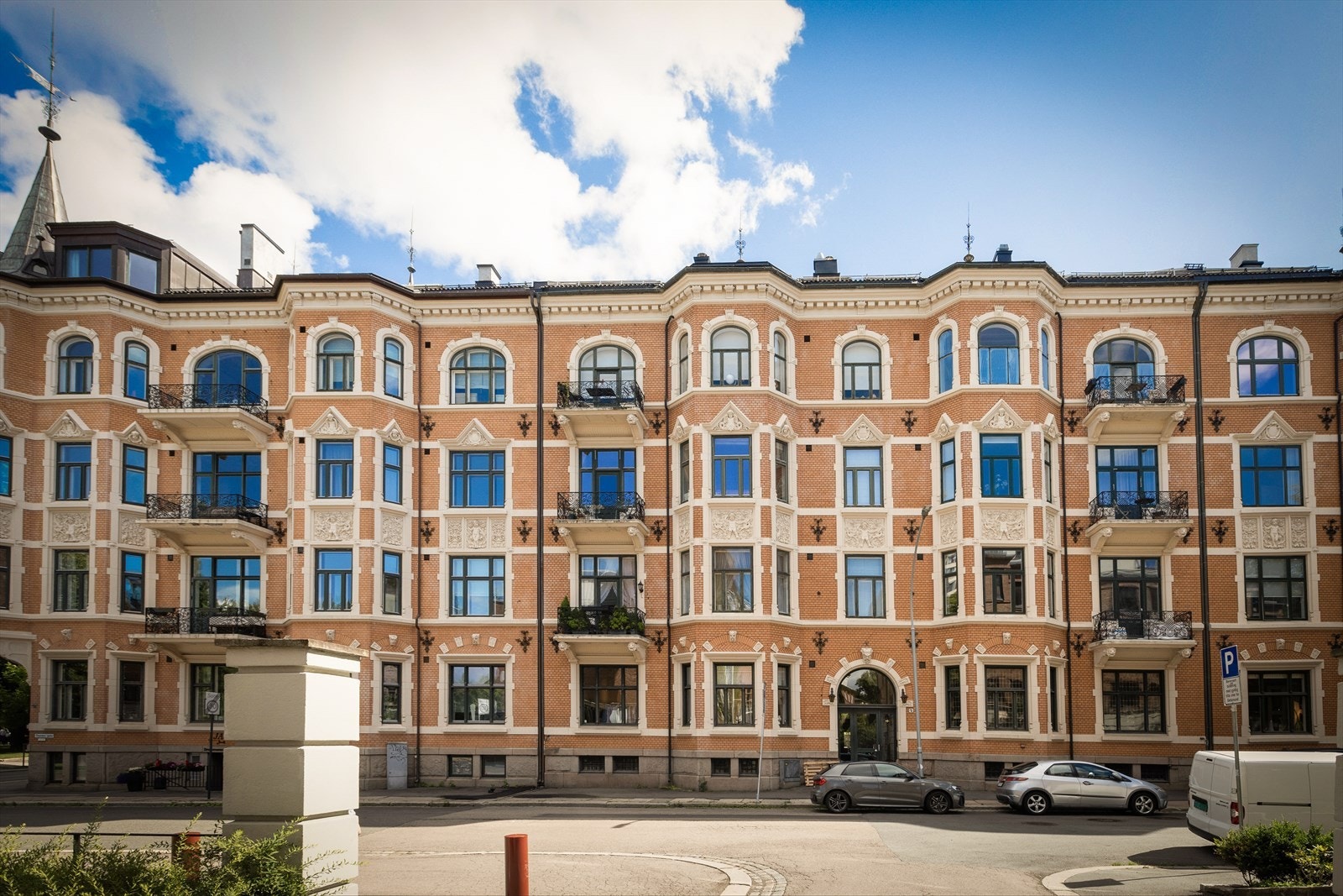 Det historiske og karakteristiske Sverreslottet har en rikt utformet fasade i nyrenessanse av gult tegl med karnapper, spir, vakre detaljer som løvehoder og cherub-relieffer Galleribilde