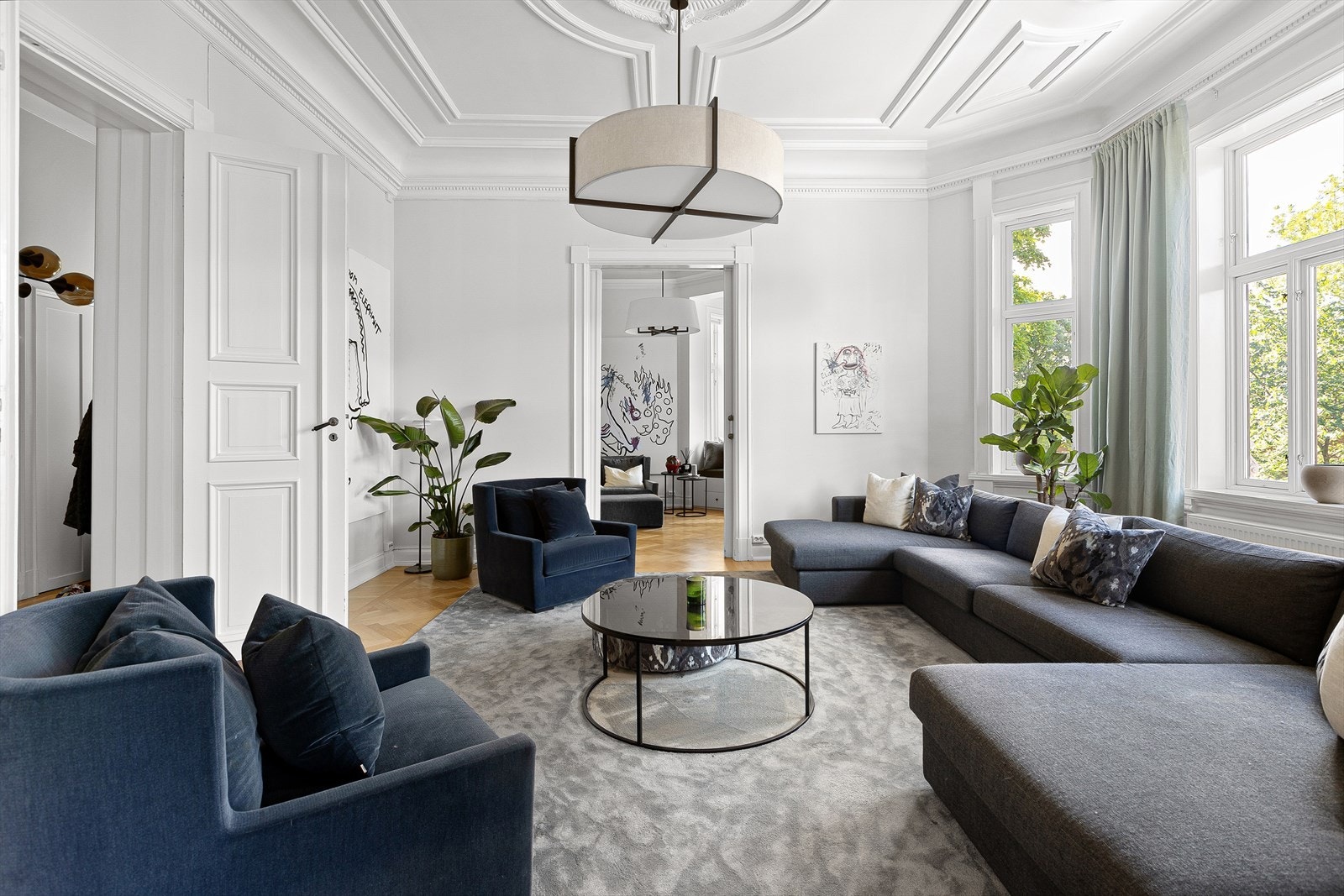 Fantastisk lysinngang gjennom store vinduer. Legg merke til detaljene som er speilet i den vakre stukkaturen og rosettene i leilighetens stuer, mønstre i brystpanel og lister Galleribilde
