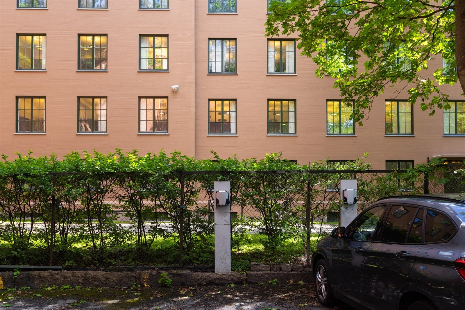 Eier har egen stor parkeringsplass installert med elbillader som medfølger Galleribilde
