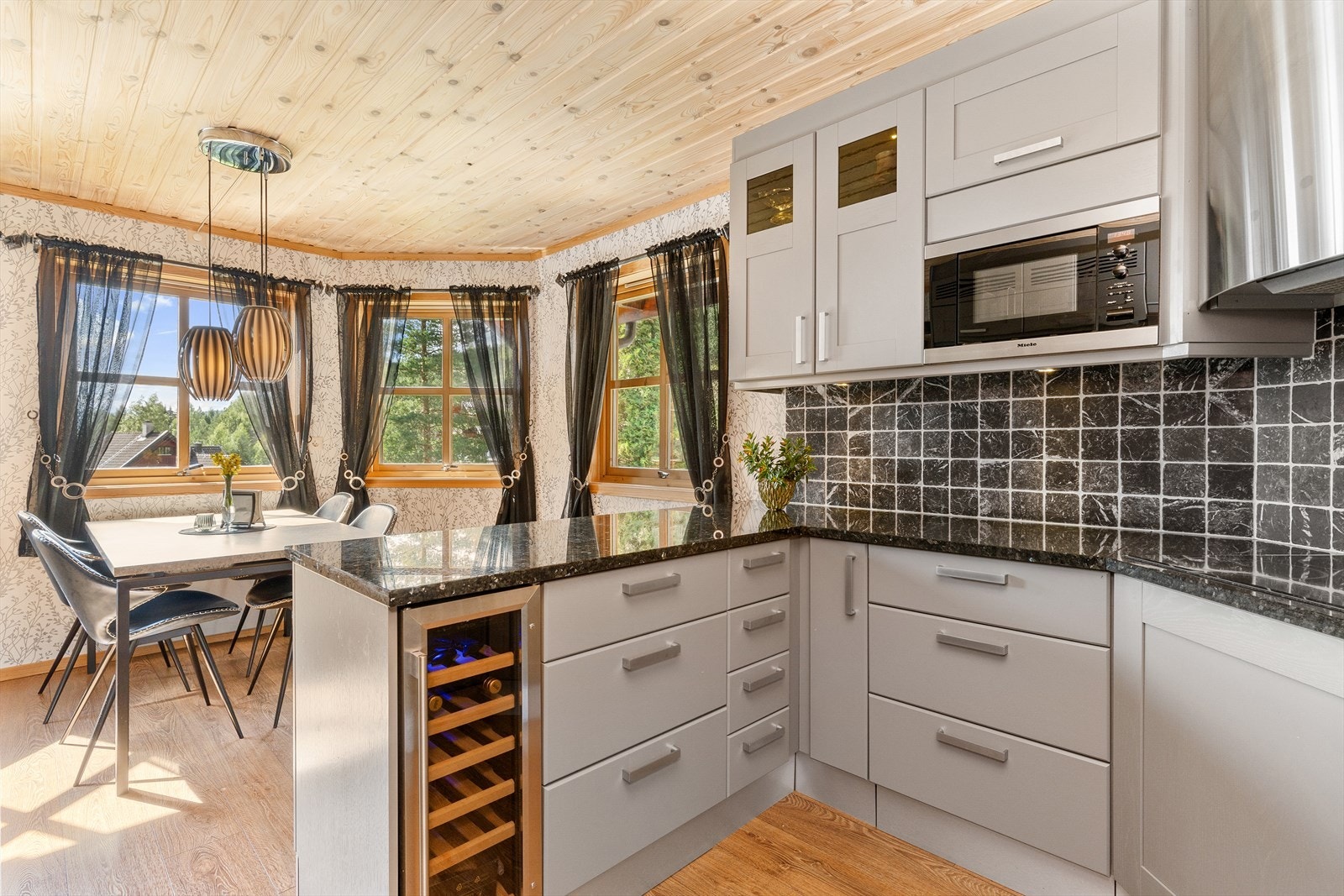 Pent og praktisk kjøkken med benkeplate av stein og Kvalsvik innredning. Galleribilde