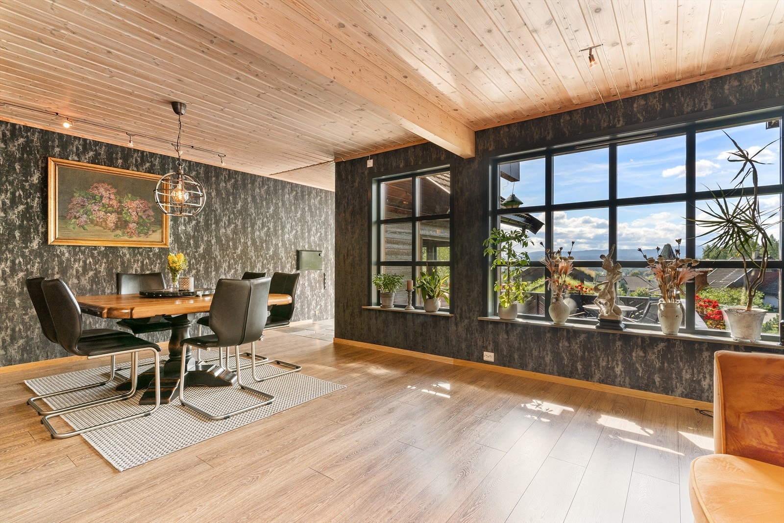 Videre fra stuen kommer du til denne romslige spisestuen. Galleribilde