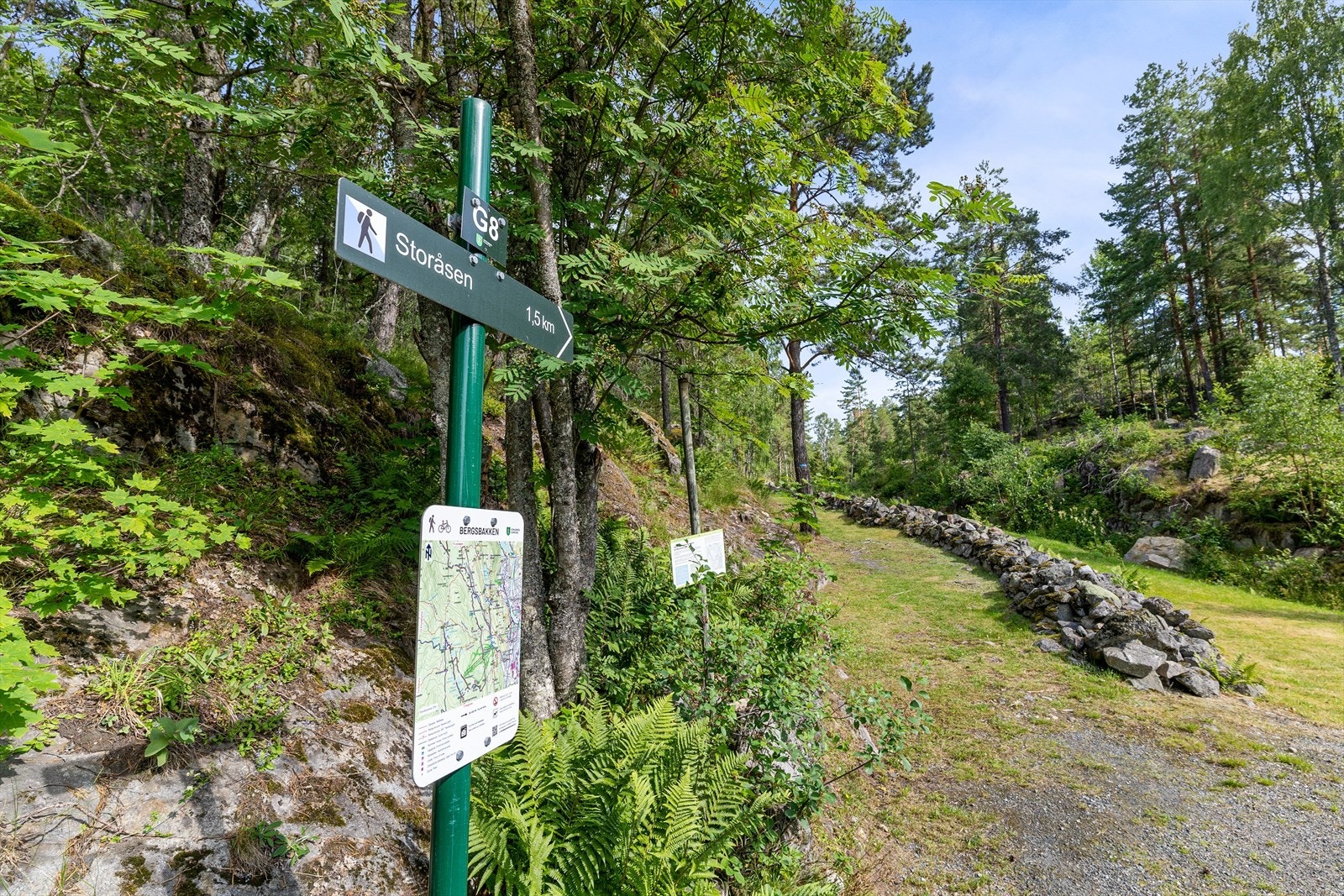 Turstien rett ved eiendommen som leder deg ut i en fantastisk turterreng. Galleribilde