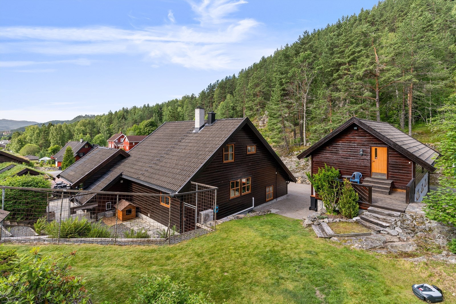 Baksiden av boligen, hvor du har hundegården og inngangen til hybelen over garasjen. Galleribilde