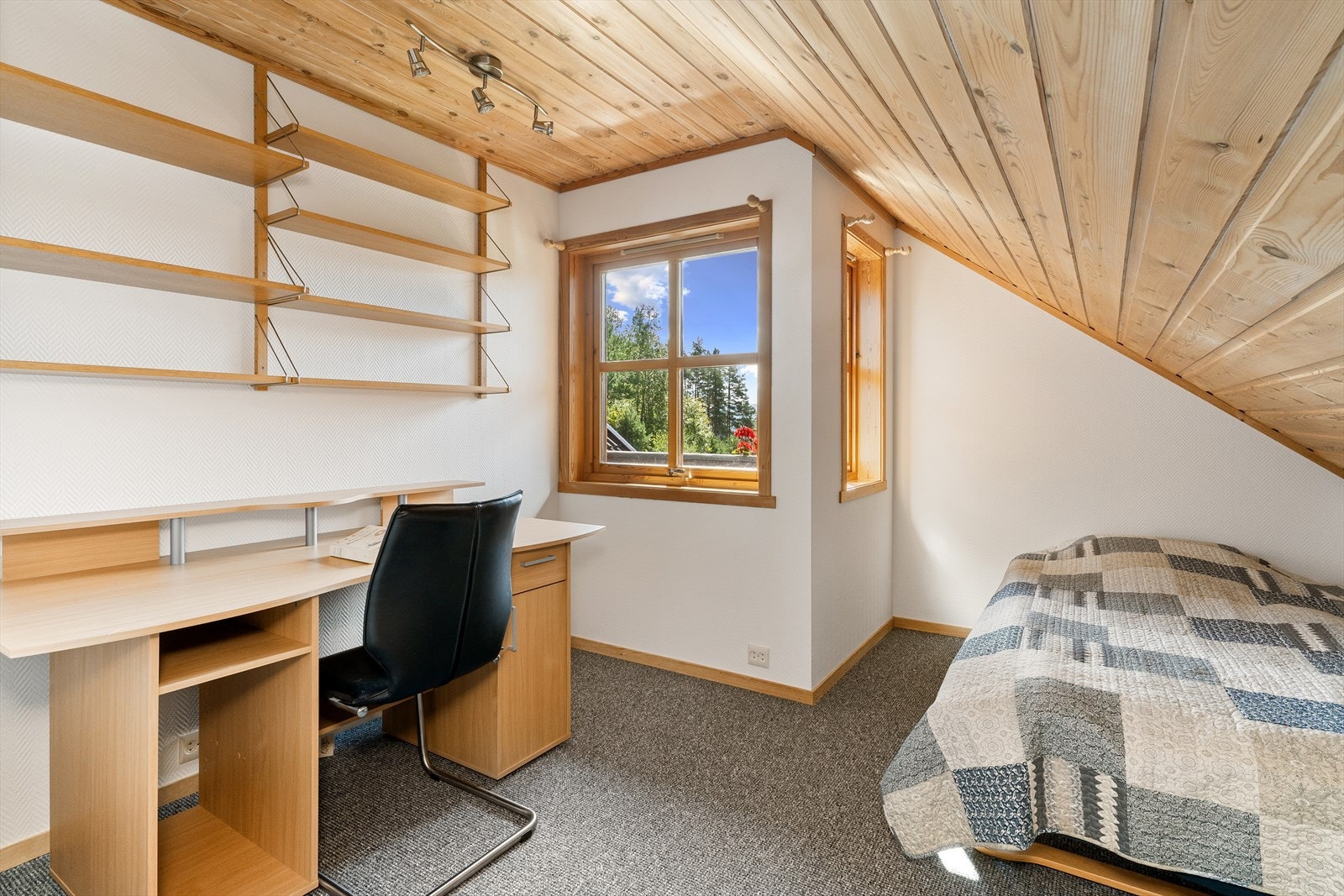 Soverom 3 med plass til både seng og kontorplass. Galleribilde