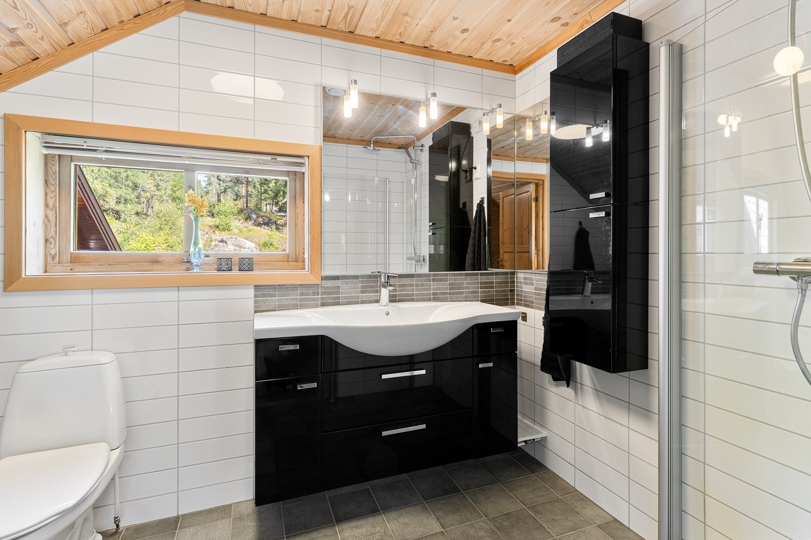 Baderom med dusj, innredning og toalett. Opplegg til badekar. Galleribilde