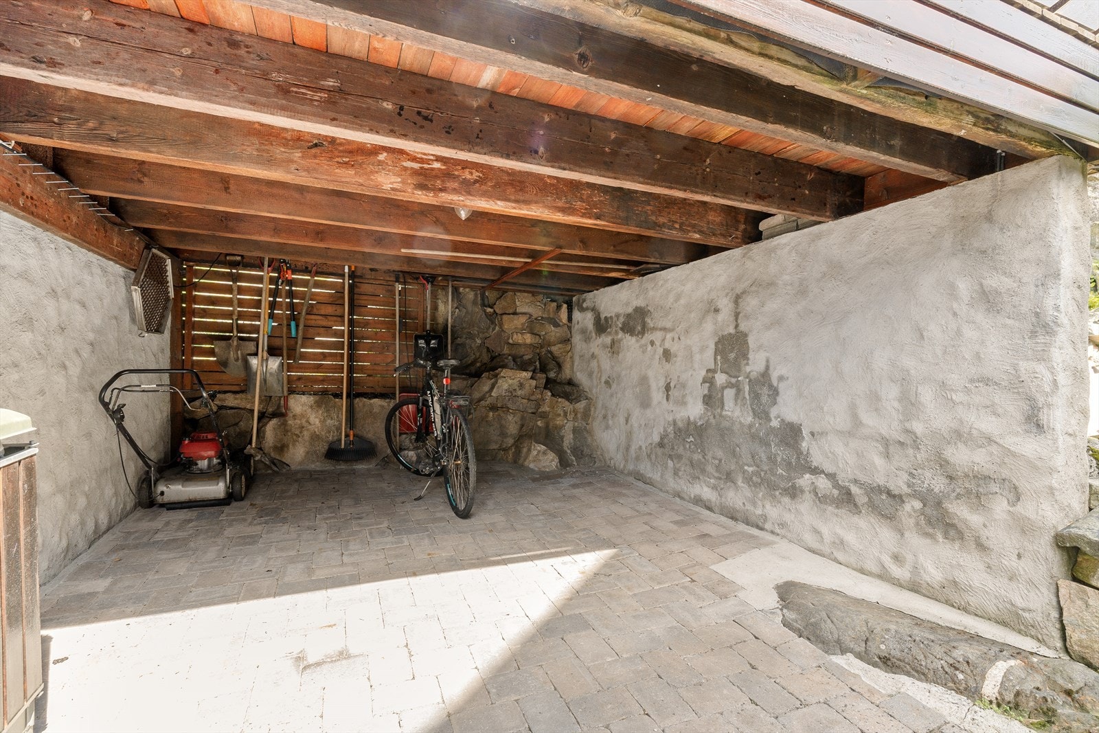 Ved siden av garasjen har du praktisk lagringsplass. Galleribilde