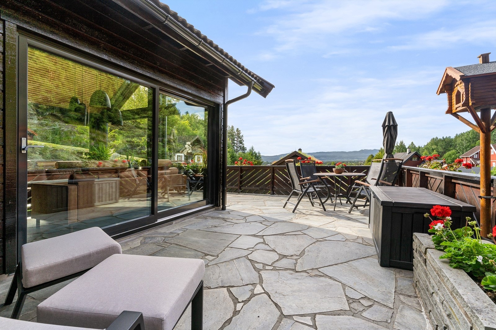 På hver side av stuen har du skyvedør ut på den flotte skiferbelagte terrassen. Galleribilde