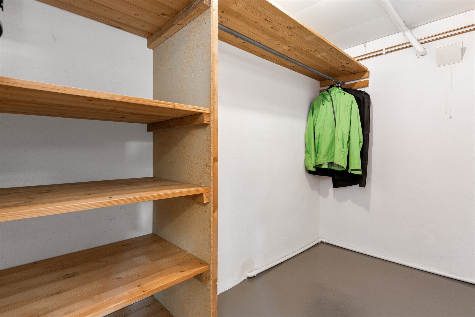 Garderobe på innsiden av hobbyrommet med plass til mye klær/sko. Galleribilde