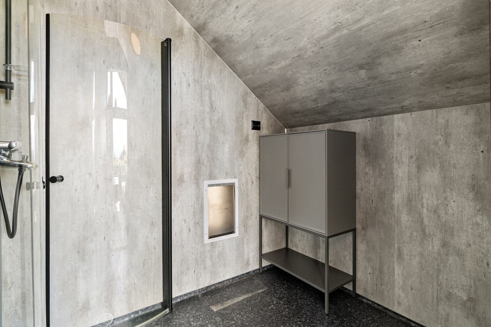 Baderom med dusj. Praktisk for vask av hund eller når man bruker jacuzzien rett utenfor. Hundeluke ut i hundegården. Galleribilde