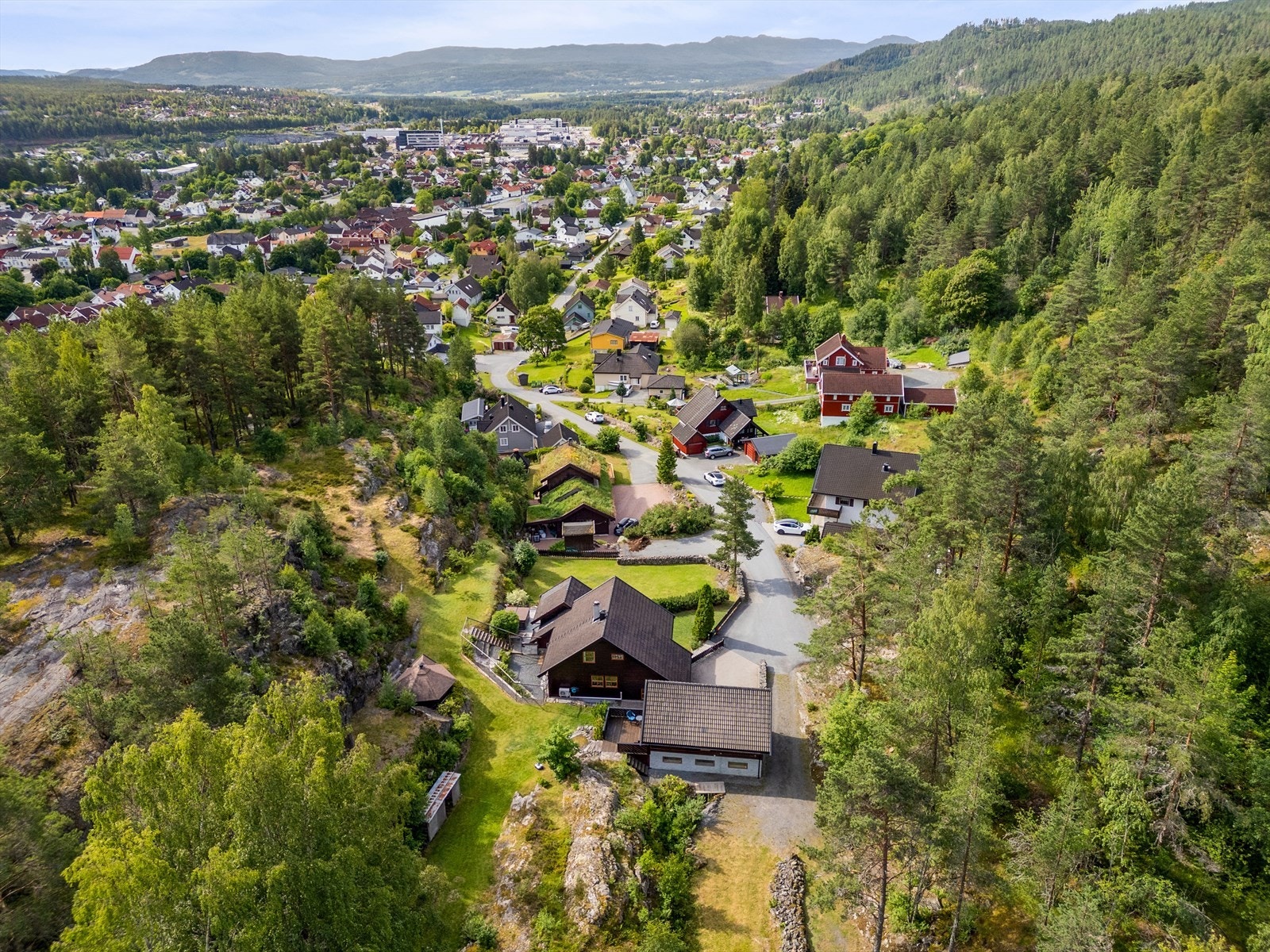 Boligen ligger usjenert til øverst i en blindvei med vakker utsikt. Galleribilde