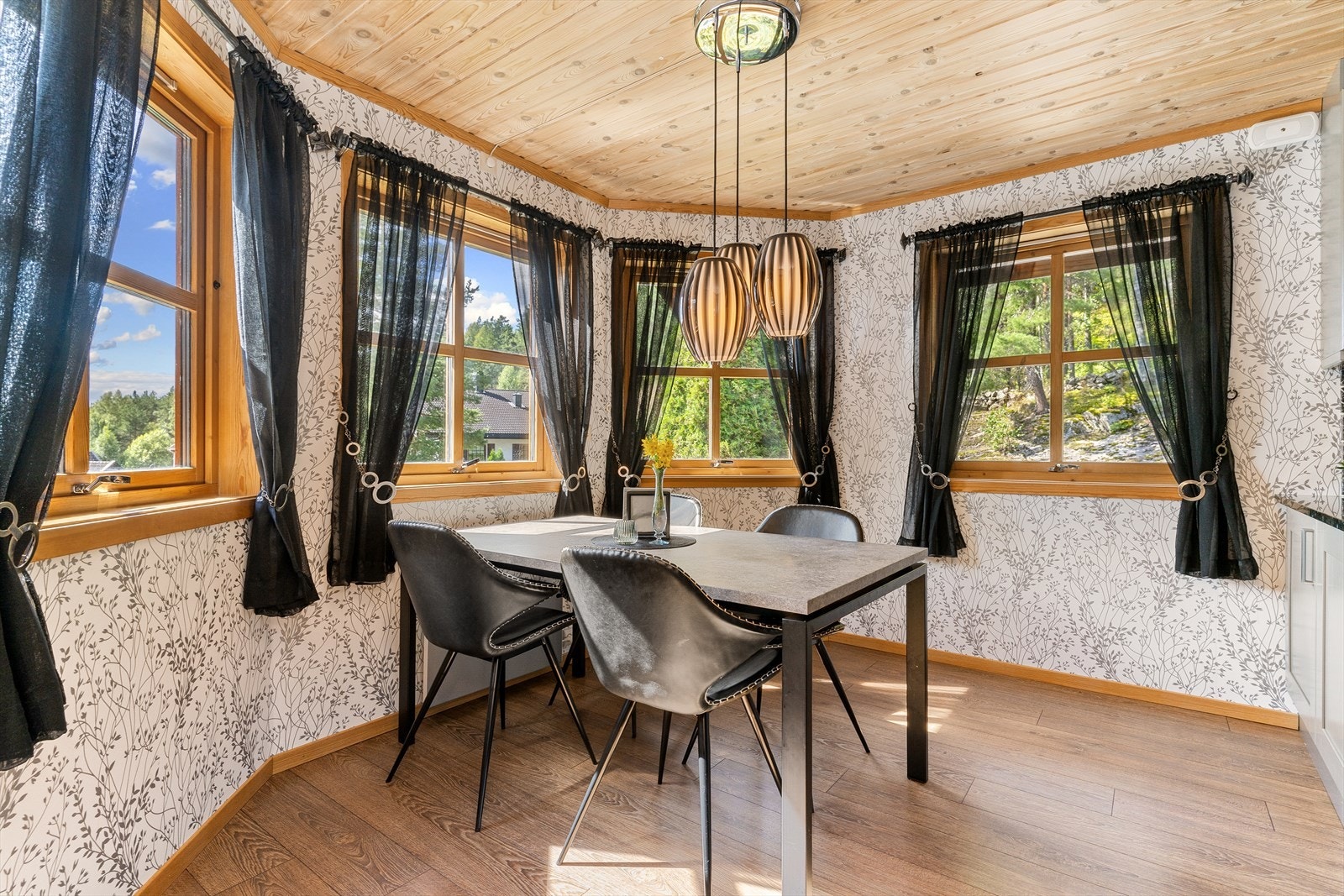 Fin spisestue i tilknytting til kjøkkenet. Galleribilde